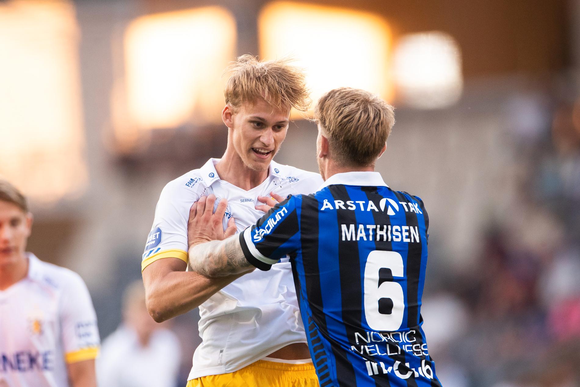 Oscar Vilhelmsson och Marcus Mathisen hamnade i bråk i matchens slutskede. 