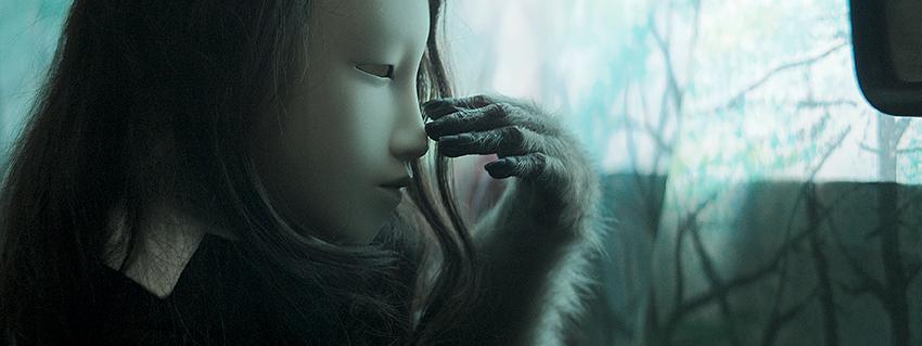 I Pierre Huyghes ”(Untitled) Human mask”, 2014, filmas en stressad apa i mask och människokläder.