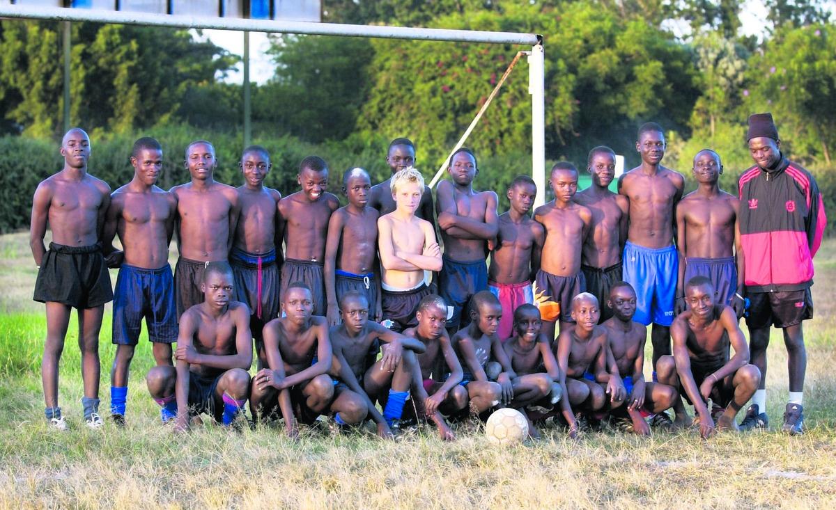 John Guidetti tillsammans med fotbollsklubben i Kenya där han tränade som barn. ”Det var en kompis till oss som är grym fotograf som hälsade på under en träning och tog bilden. Det laget hade duktiga fotbollsspelare. En spelar i Napoli i dag och en spelar i Anderlecht.”