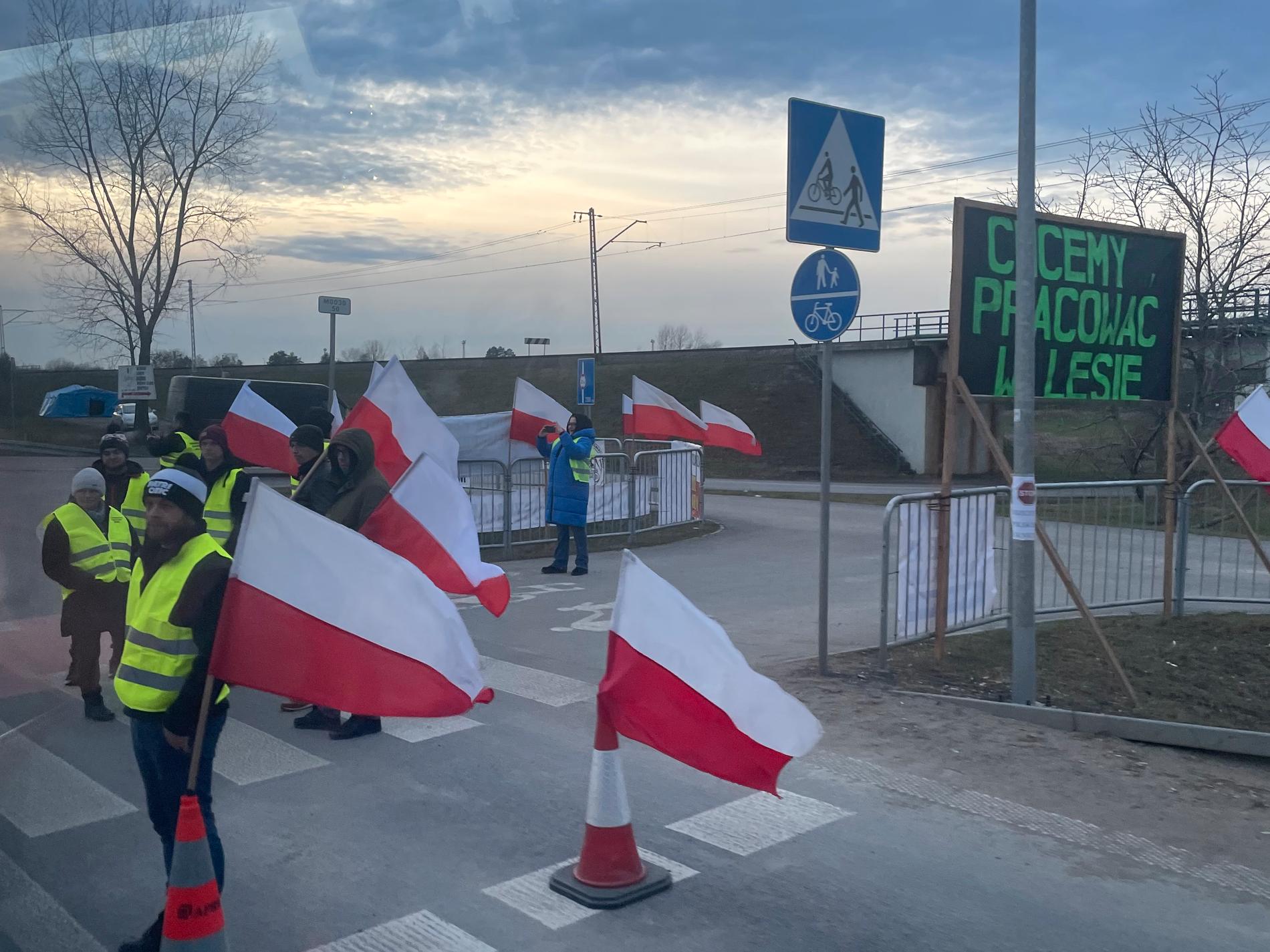 Polska bönder blockerar vägarna till och från den ukrainska gränsen.