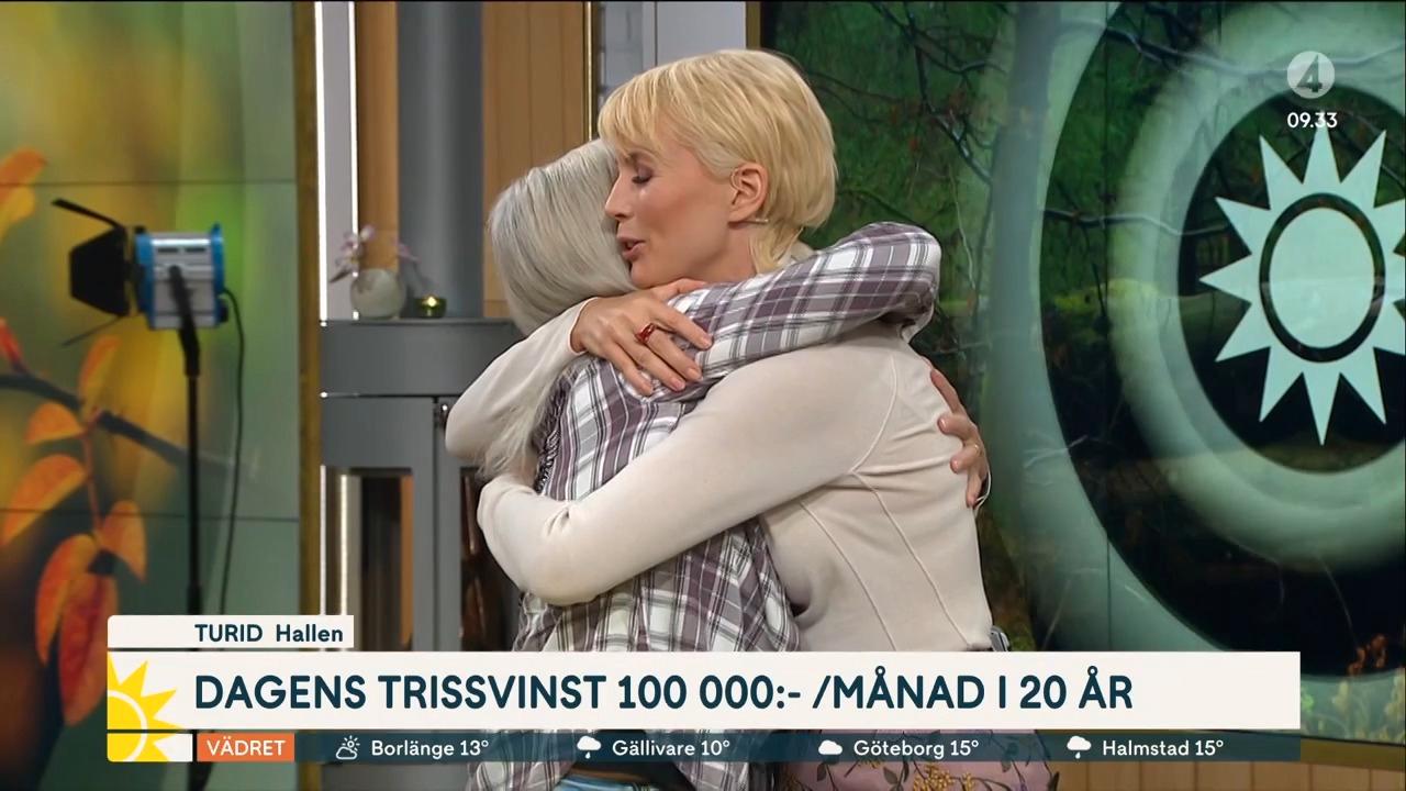 Turid får en kram av Jenny Strömstedt efter vinsten. 