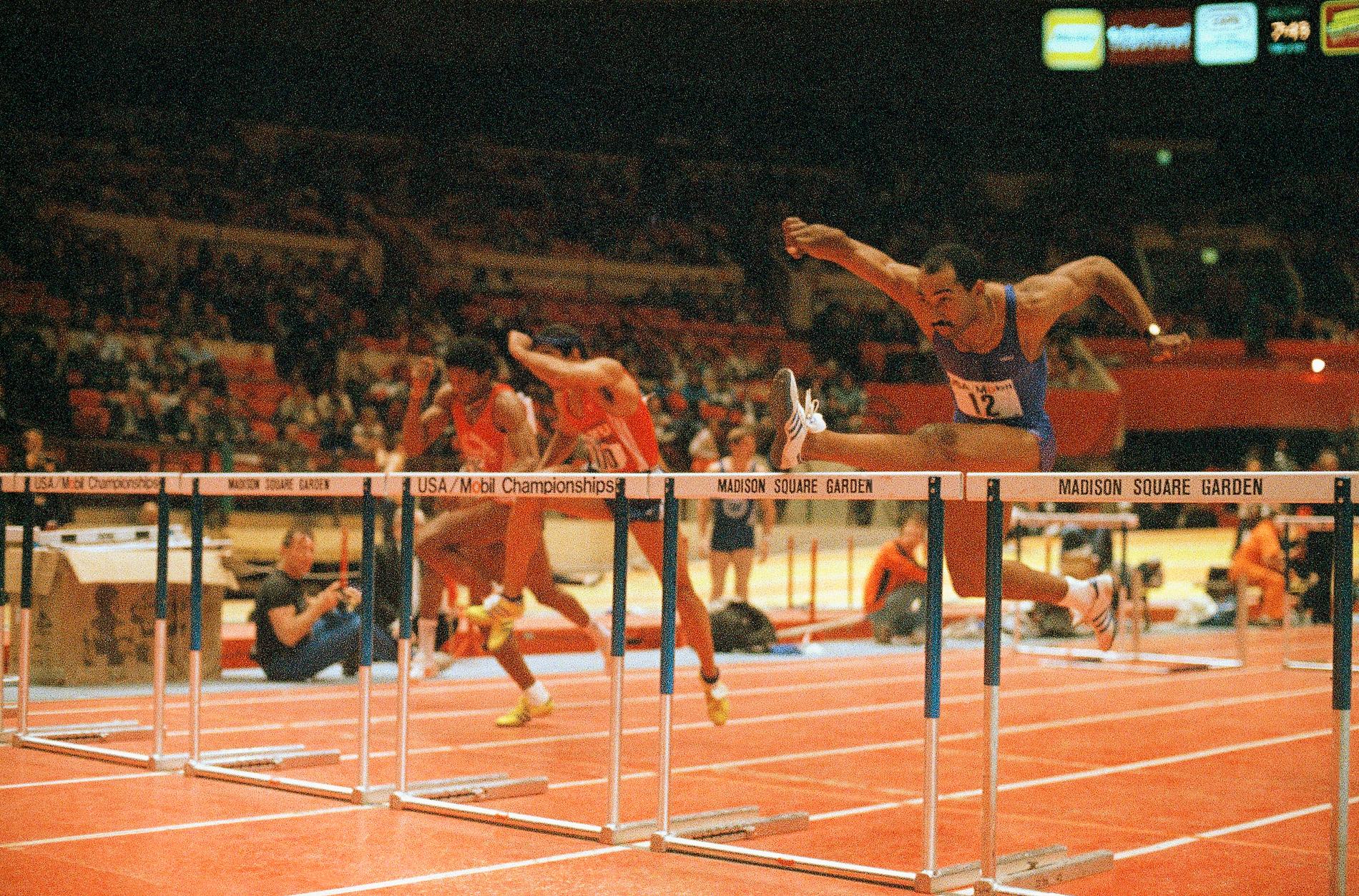 Greg Foster under en tävling 1985. 