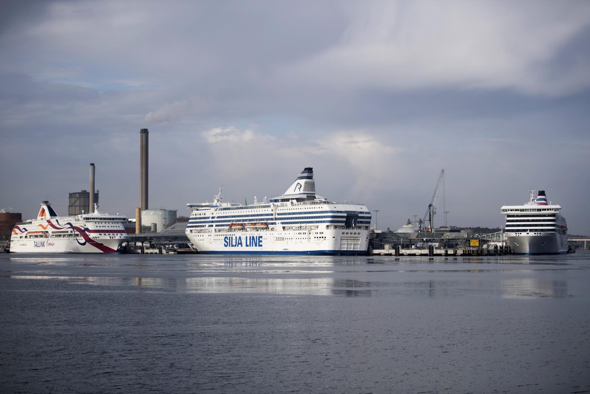 Tallinks passagerarfärja Baltic Queen och Silja Lines färja Silja Serenade vid kaj i Värtahamnen. Arkivbild.