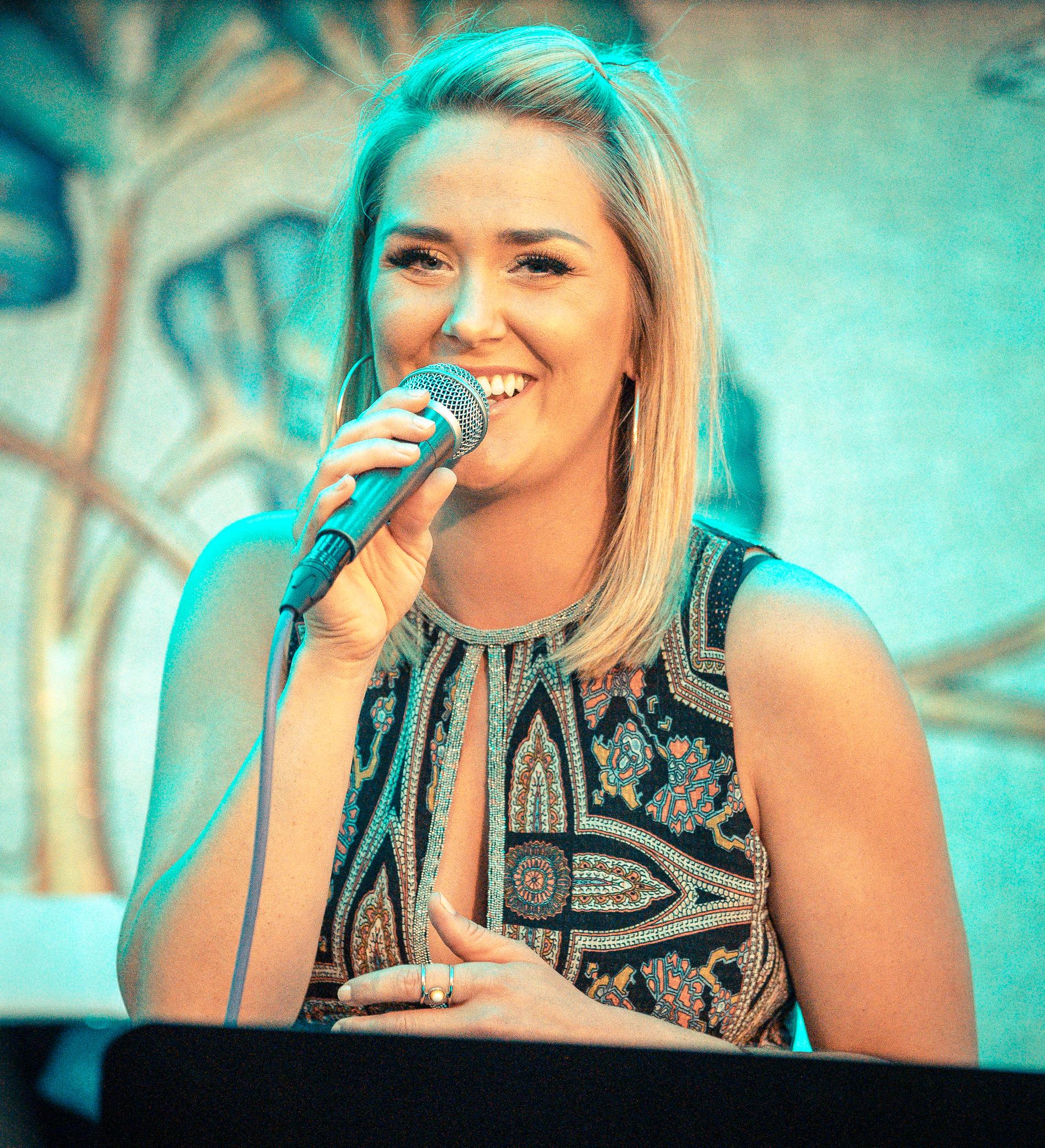 Aurora Byrbäck, showartist och sångare, sjunger stämma och solo i Jorunns musikklipp.