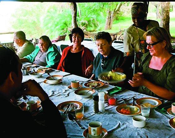 Under middagen delar gästerna med sig av dagens upplevelser.