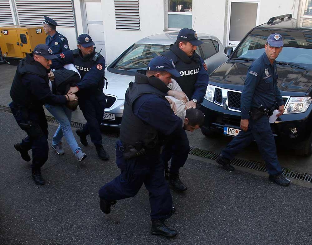 De gripna förs bort av montenegrinsk polis
