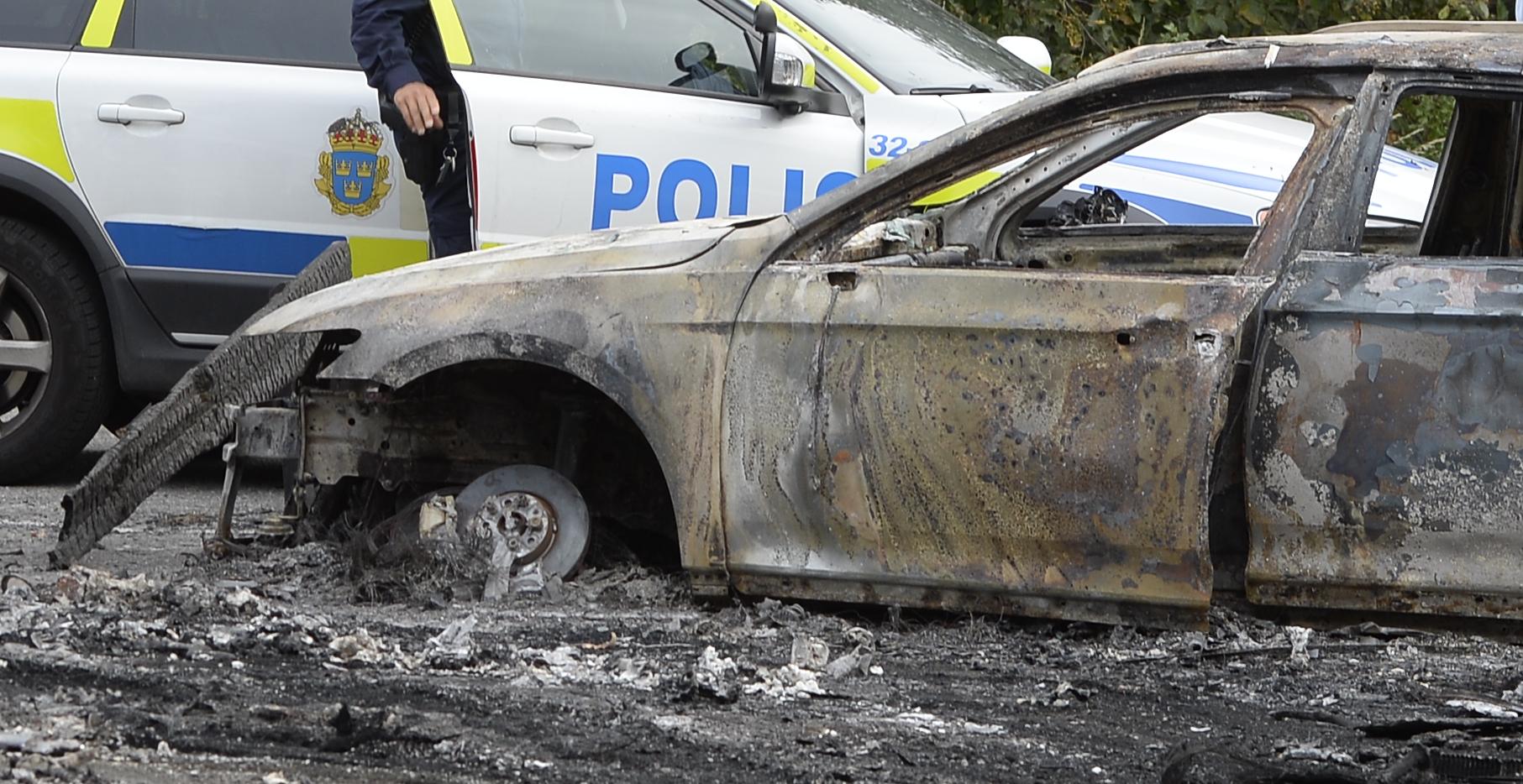 Arkivbild. Den uppbrända bilen på bilden är inte någon av de uppbrända bilarna i Västerås natten till lördag.