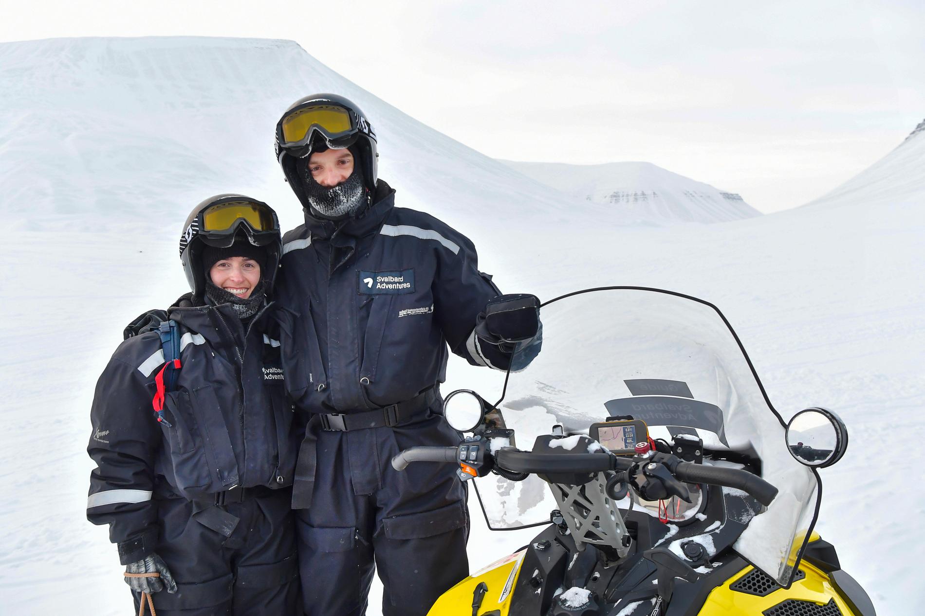 Den vilda naturen lockade de amerikanska turisterna Kelly och Peter Engebretsen till Svalbard i februari. De hann både köra skoter och jaga norrsken med hundspann.