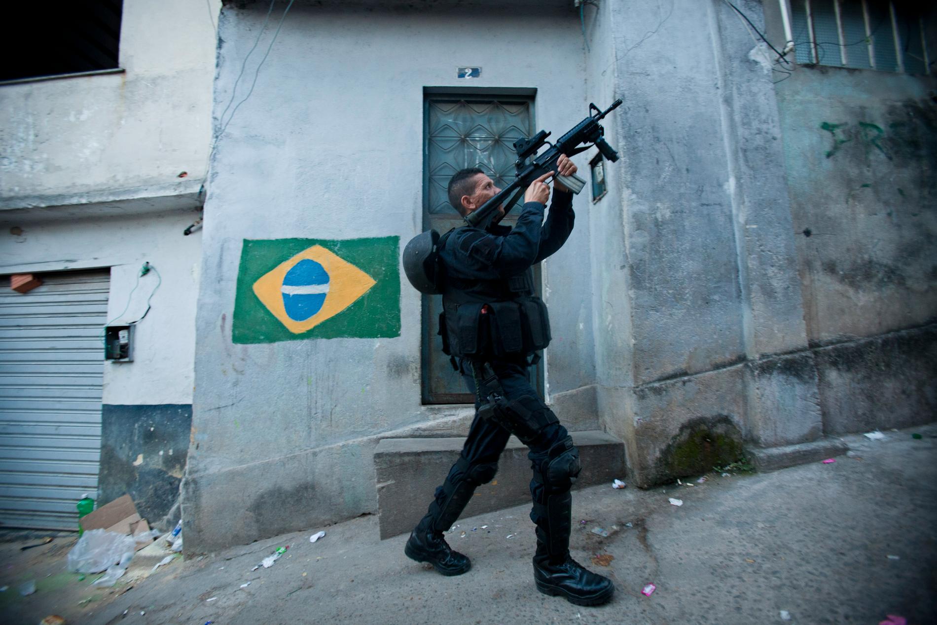 Brasilianska specialpolisen (BOPE) pratullerar Mangueirafavelan i Rio de Janeiro.