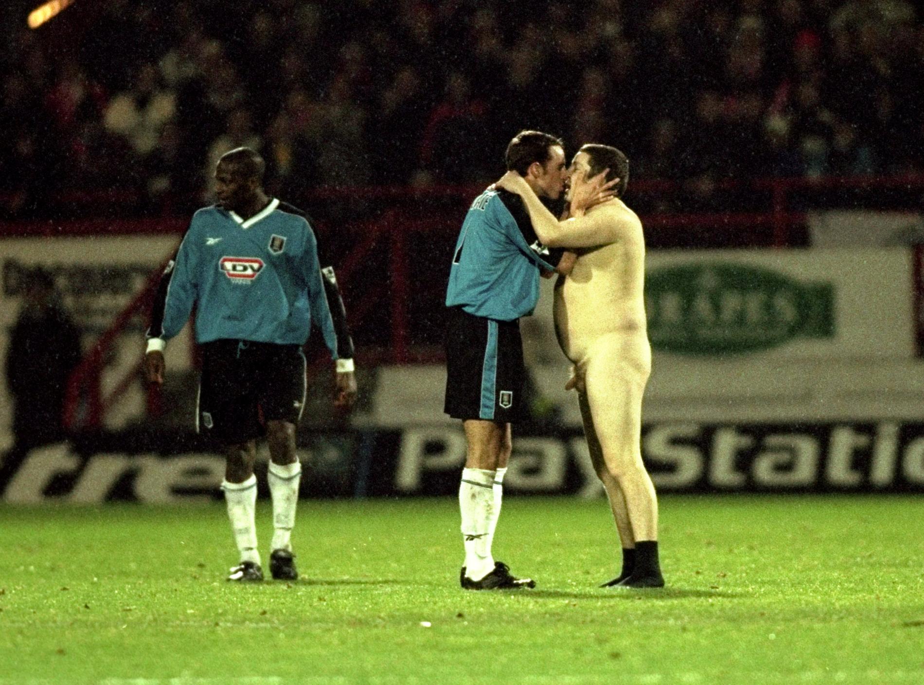 Gareth Southgate, dåvarande kapten i Aston Villa, kysser en streakare på planen i december 1998. 
