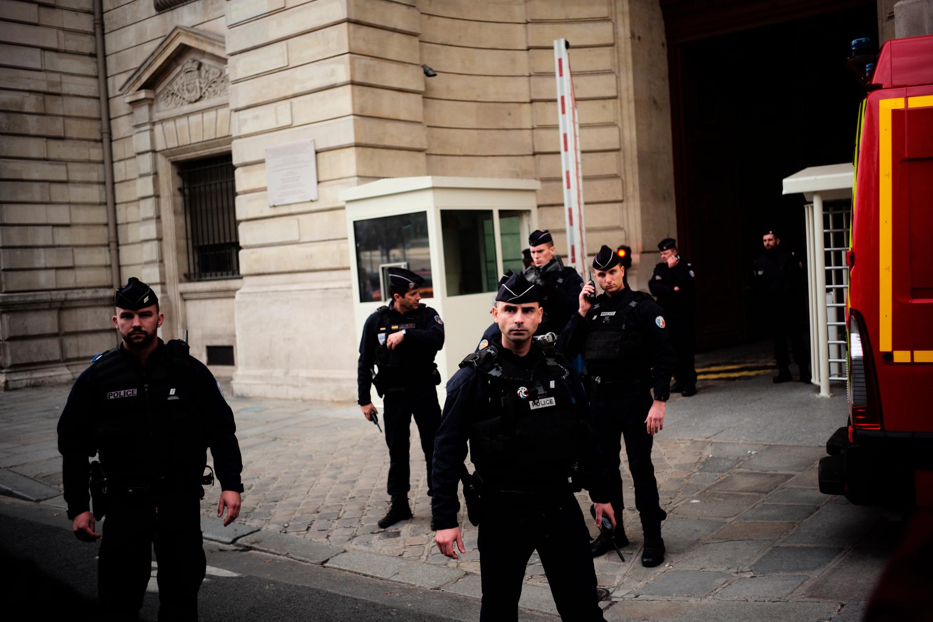 Poliser utanför polishögkvarteret i Paris efter torsdagens attack.
