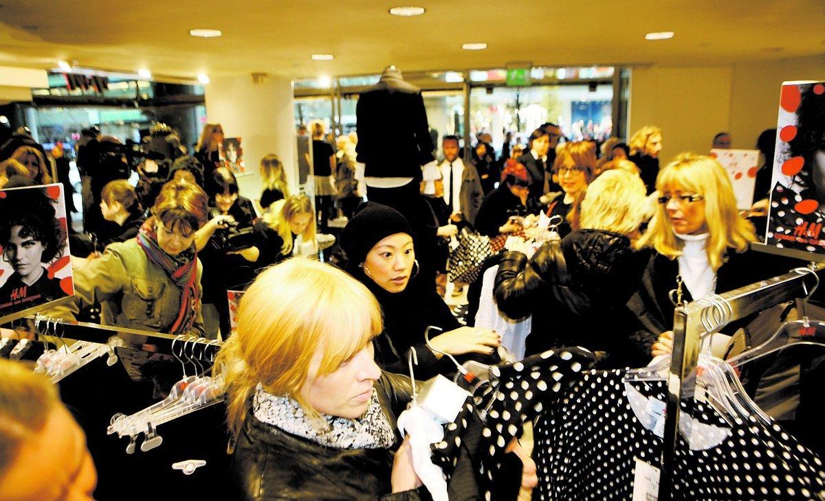 PÅ JAKT EFTER JAPANSKT MODE Gästkollektionen har formgetts av den japanska designern Rei Kawakubo och hennes märke Comme des Garçons. Kläderna säljs under begränsad tid i 15 butiker runt om i landet.