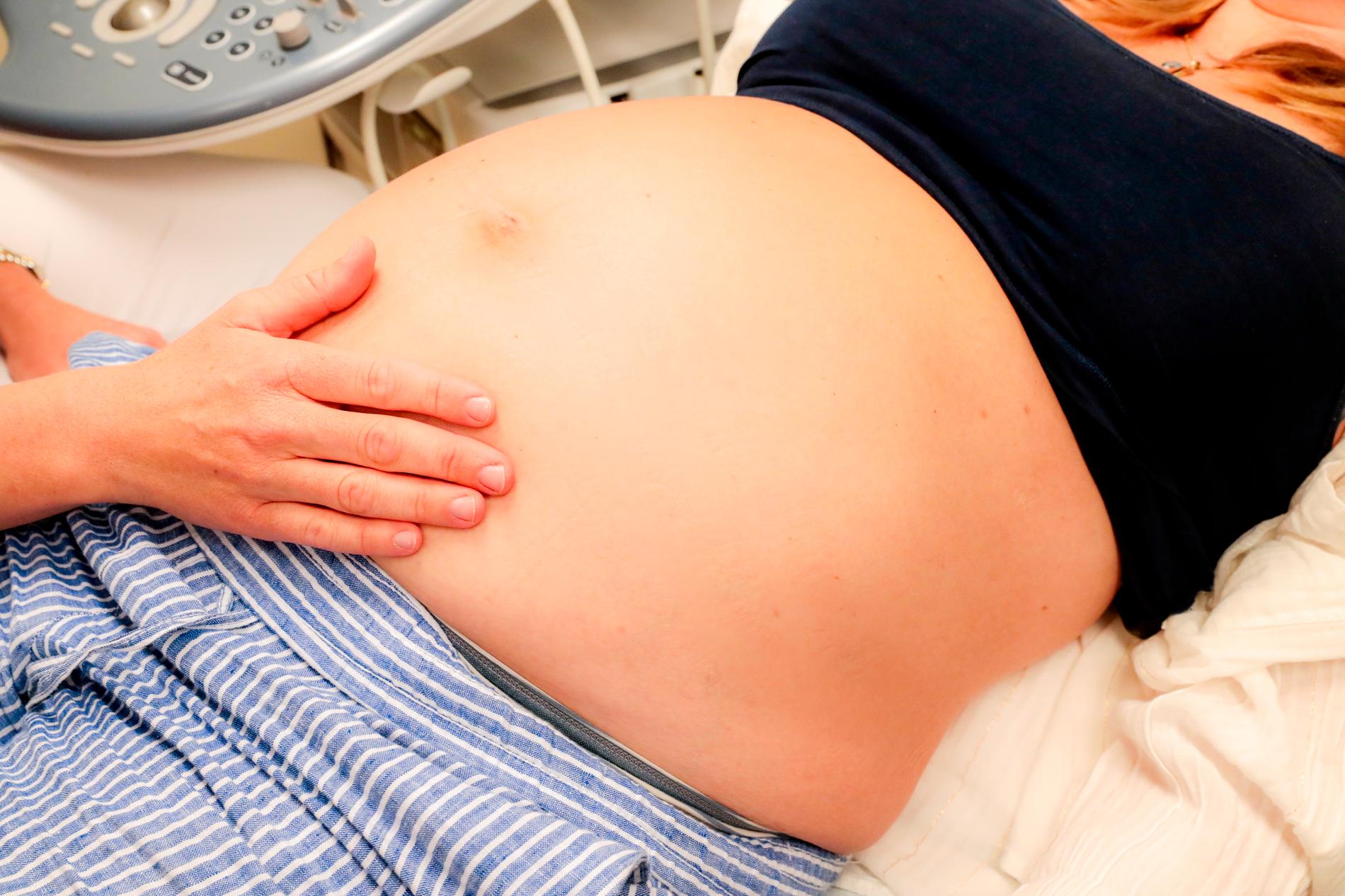 Gravida har enligt en ny arbetsmodell möjlighet att ha samma barnmorska under hela graviditeten. Arkivbild.