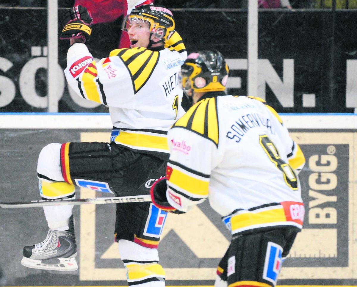 finnomenalt, brynäs Två finländare såg till att Brynäs kunde vinna i Karlstad för första gången sedan 2002. Eero Somervuori gjorde 1–1. I förlängningen avgjorde Jusso Hietanen.