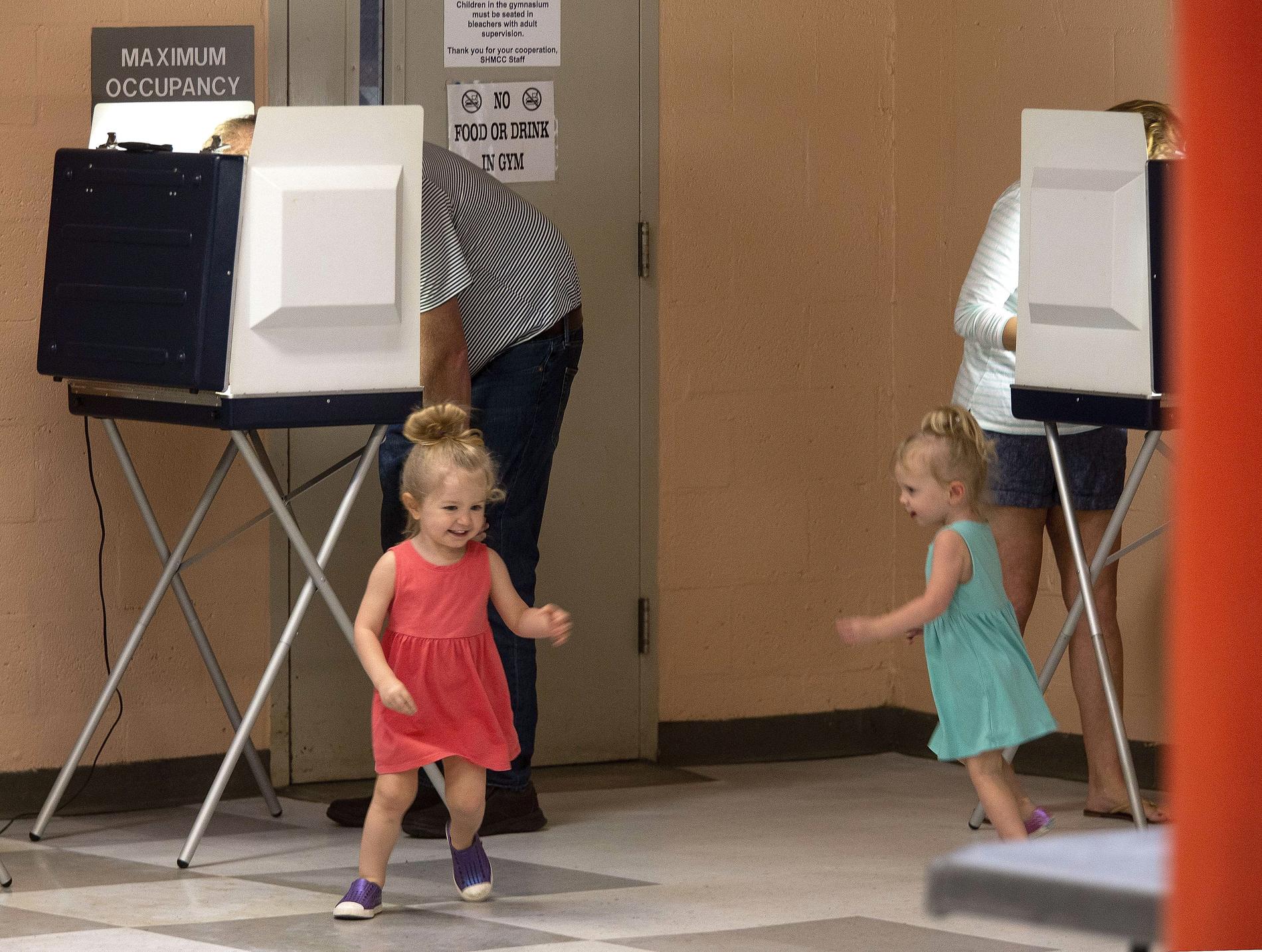 Tvillingsystrarna Calliem och Lilly Wright hängde med sina föräldrar till röstlokalen i Tallahassee, Florida. 