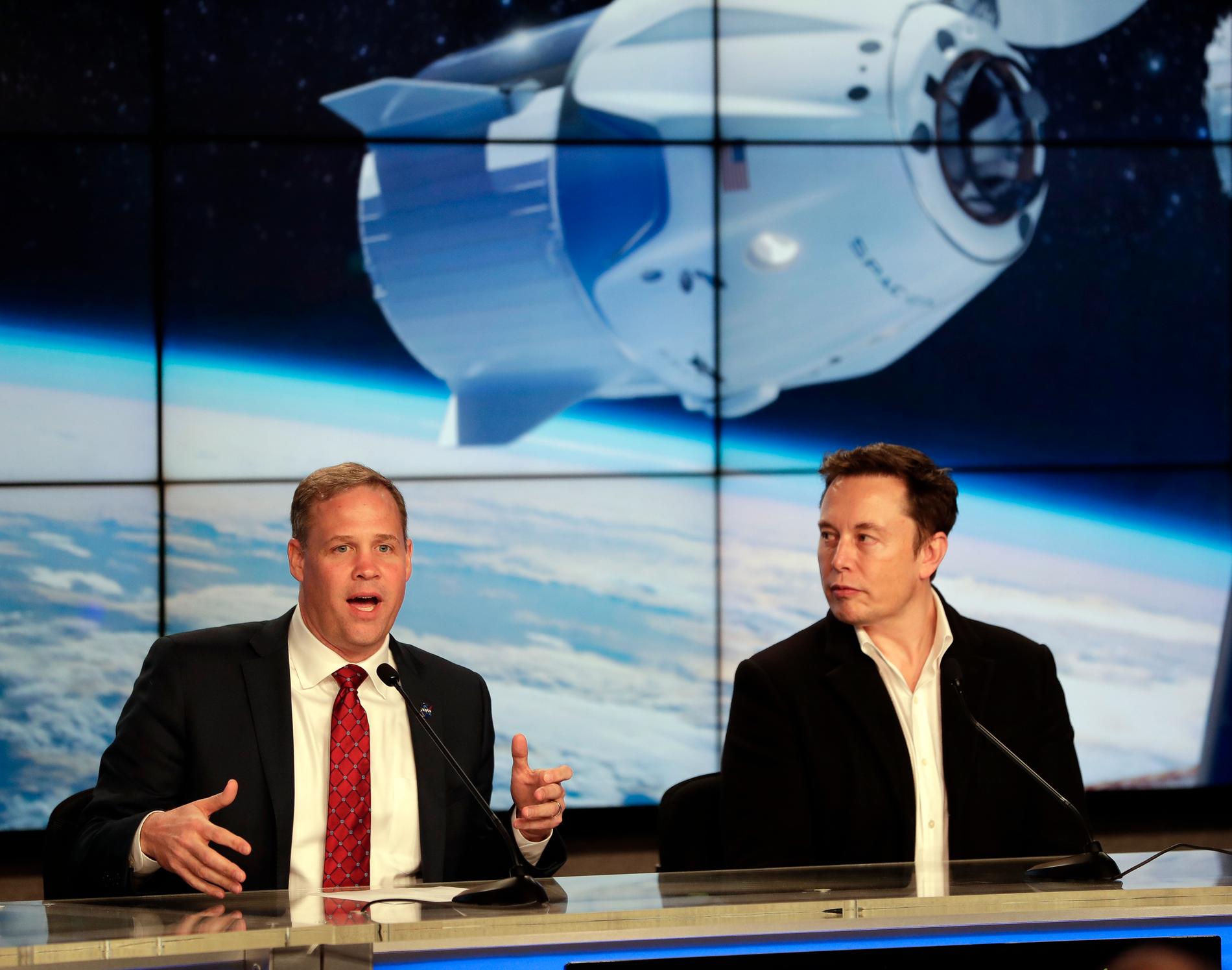 Nasas högste chef Jim Bridenstine och Space X vd Elon Musk vid ett tidigare tillfälle.