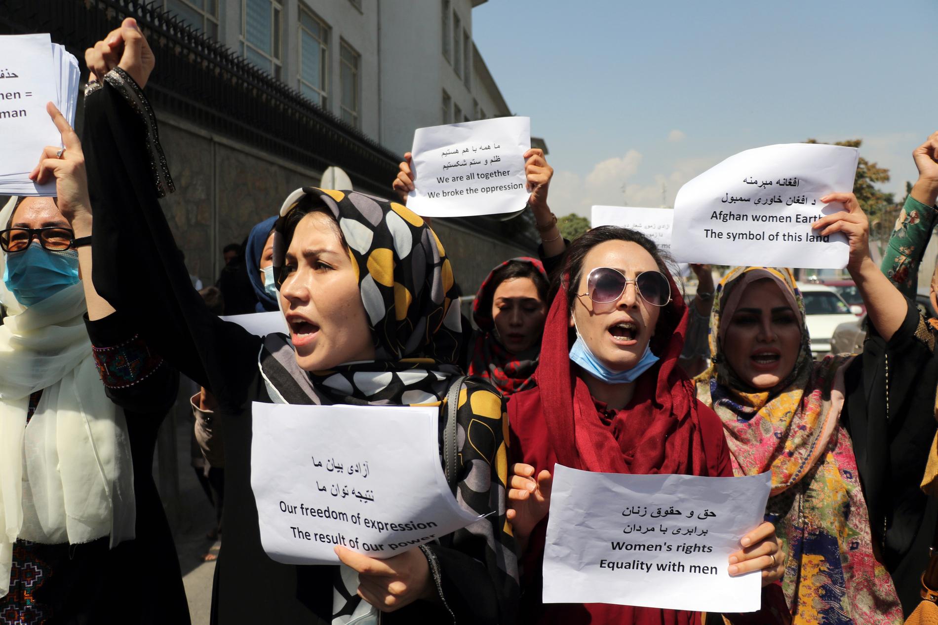 Kvinnor demonstrerar och kräver sina rättigheter i Kabul. 