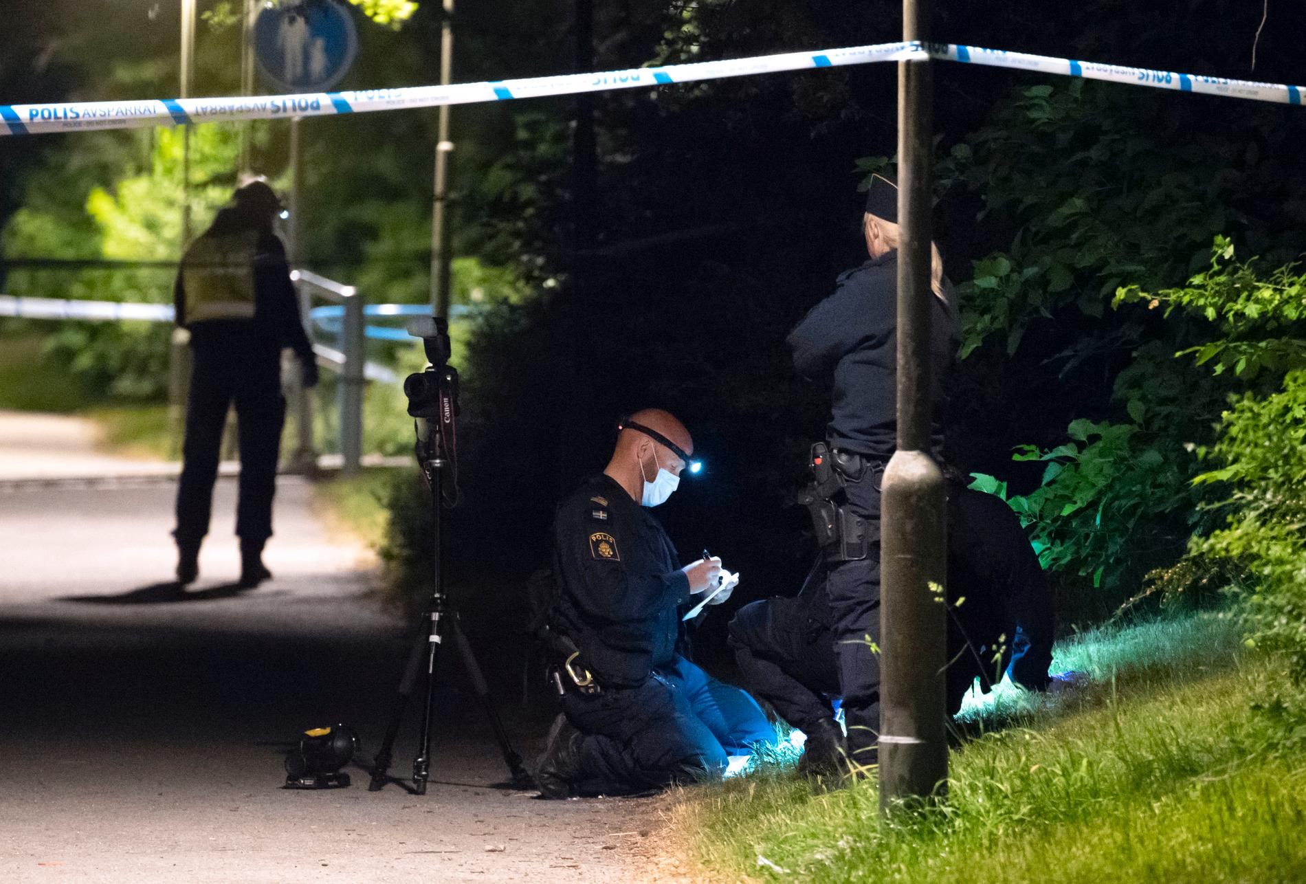 Polis och kriminaltekniker på plats på en gångbana utmed Hyllievångsvägen på Kroksbäck i Malmö efter en skottlossning natten till måndagen. Polisen meddelade vid 02-tiden på måndagsmorgonen att en person avlidit dog av sina skador efter skottlossningen. 