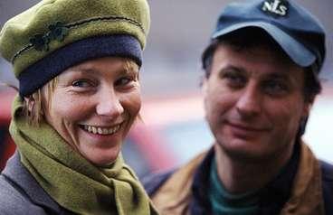 Elisabet Carlsson och Michael Nyqvist spelar det omaka paret i Kjell Sundvalls film "Grabben i graven bredvid".