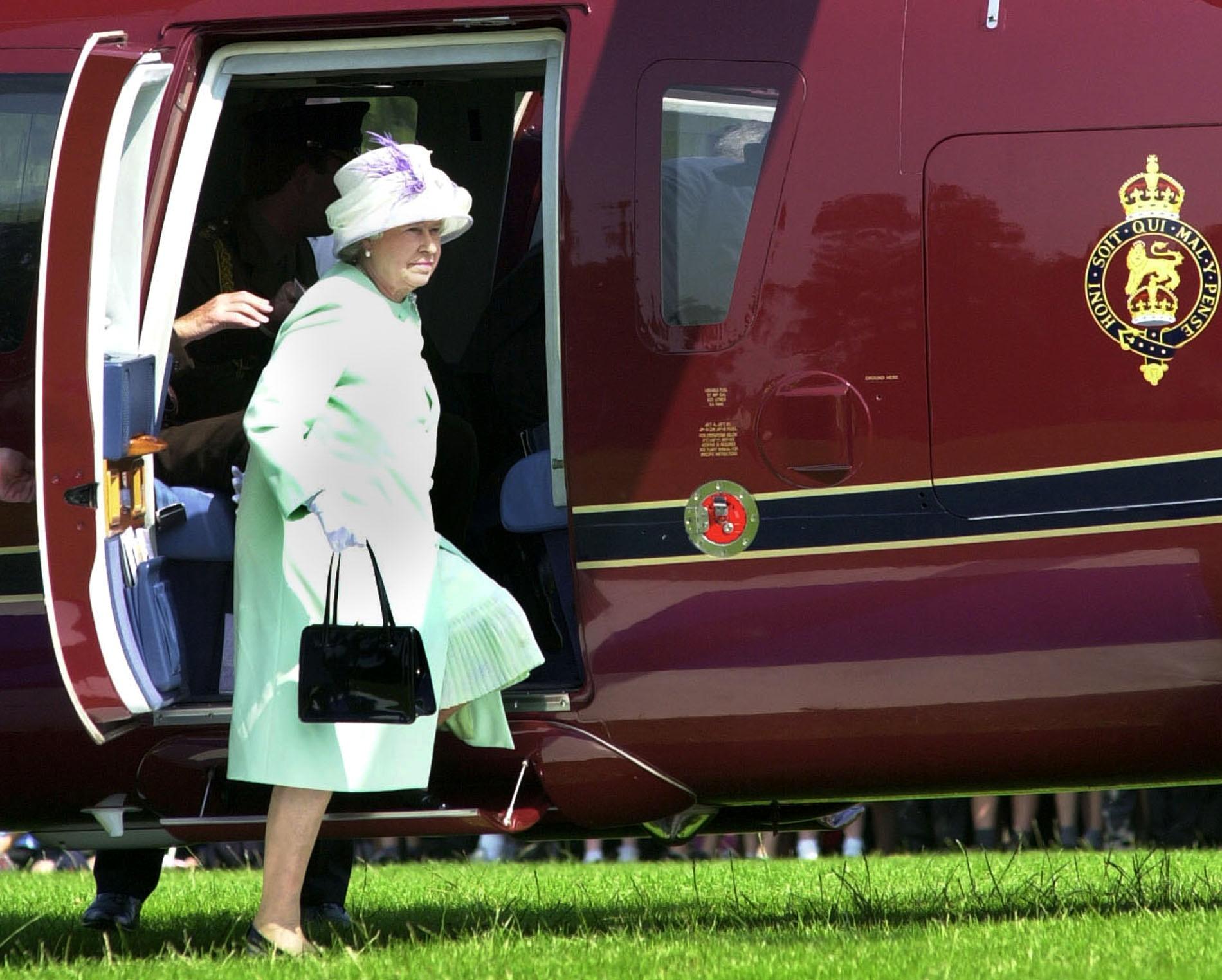 I jobbet ingår att se över drottning Elizabeths helikopterresor. 