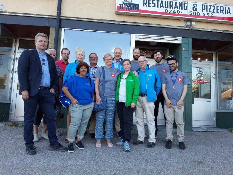 Politiker från Ludvika samlades utanför pizzerian.