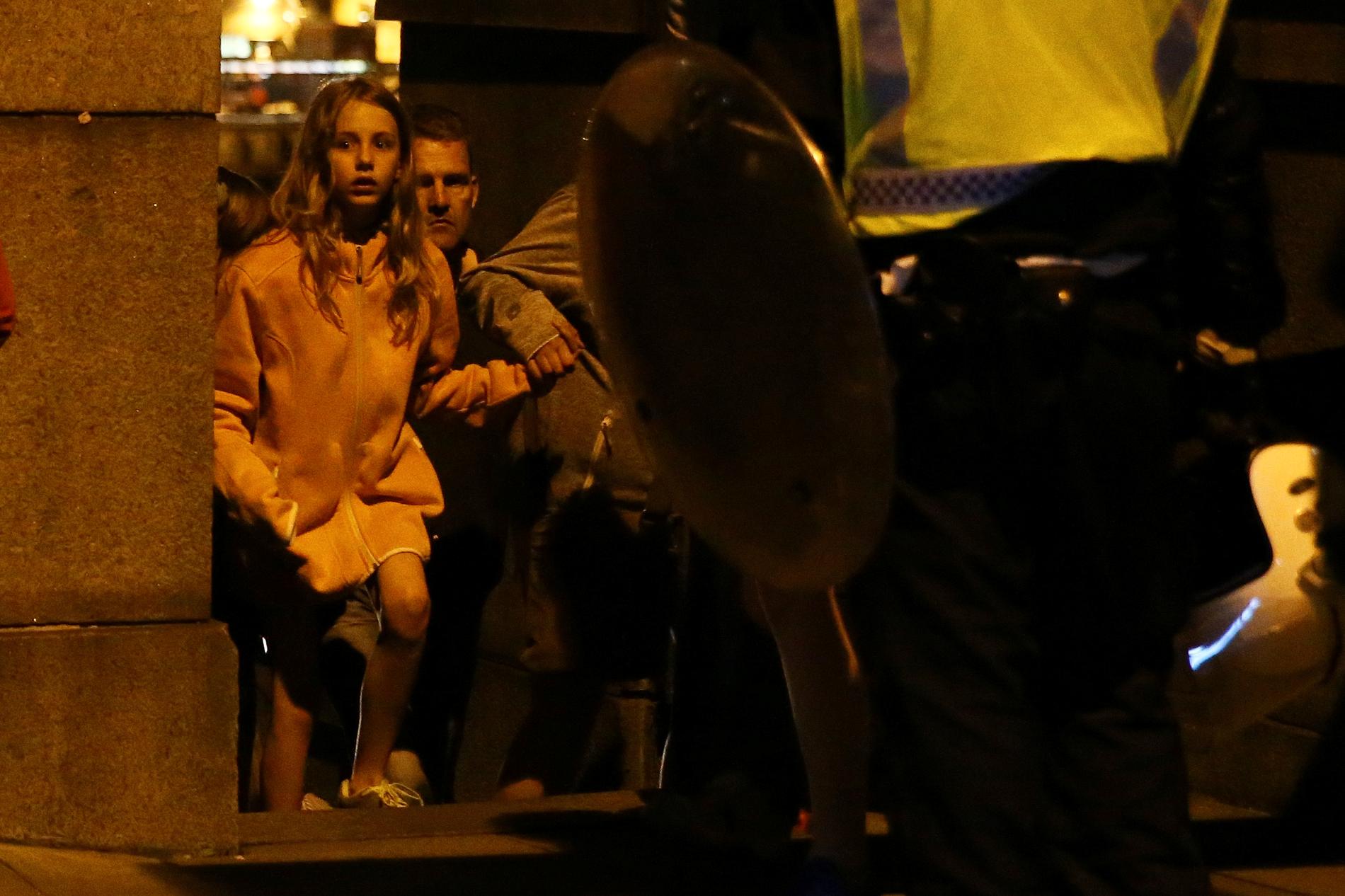 Människor flyr från London Bridge efter attacken
