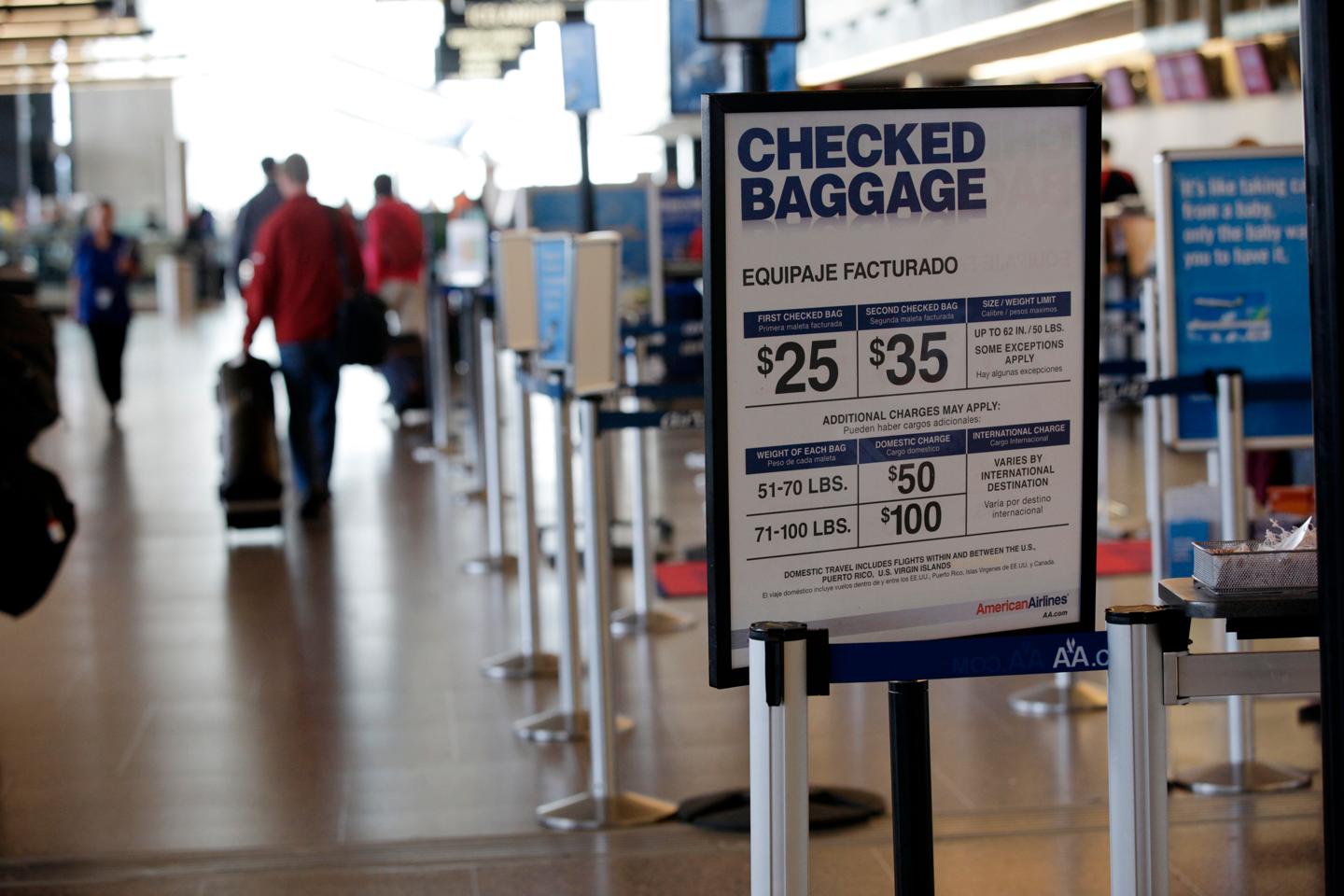 Många flygbolag har de senaste åren blivit specialister på att påföra resenärerna extra avgifter för allt från bagage till kudde.
