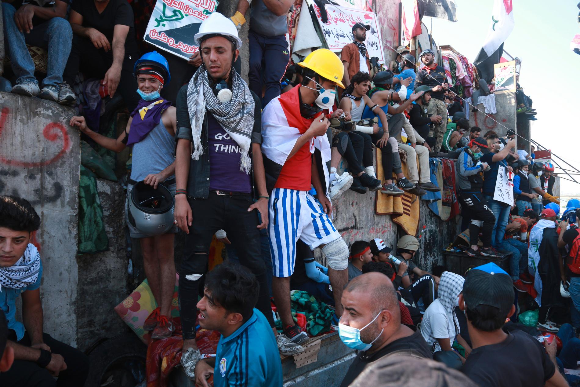 Demonstranter tar plats på barriärer som säkerhetsstyrkor placerat ut utanför regeringskvarteren i den så kallade gröna zonen.