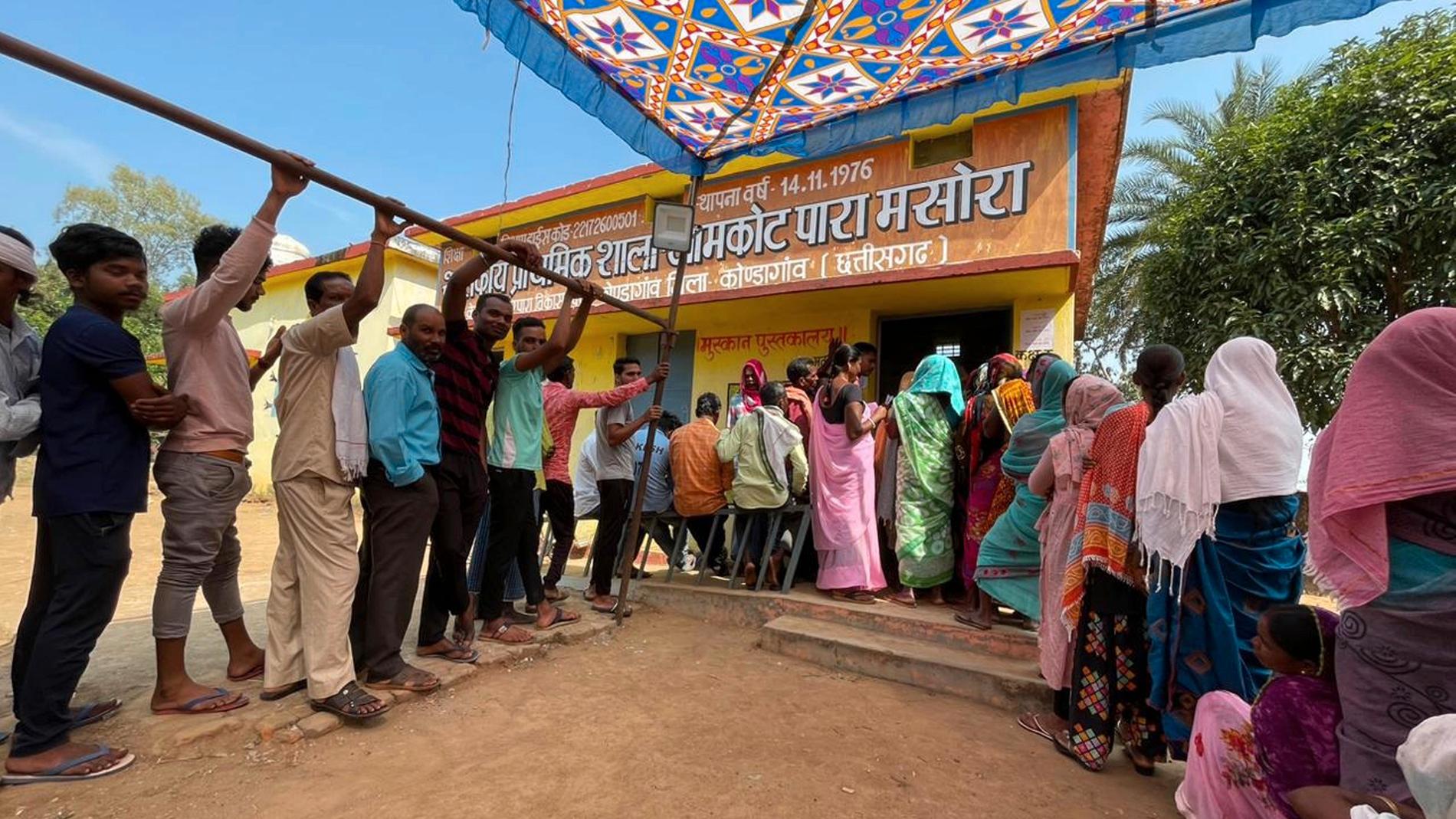 Människor köar till valbåsen i delstatsvalet i Chhattisgarh, Indien, i november. Arkivbild.