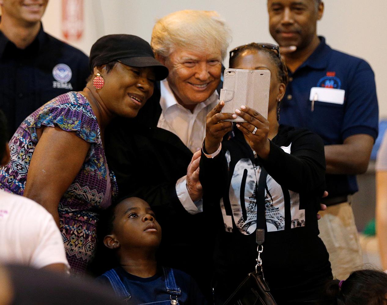 Trump tar en selfie.