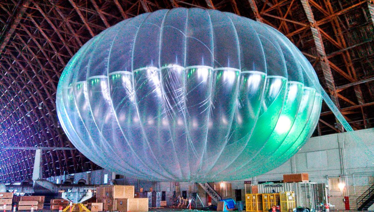 En testballong i en flyghangar i Kalifornien, USA i mars i år.