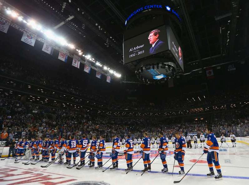 New York Islanders höll en tyst minut för förre coachen Al Arbour.