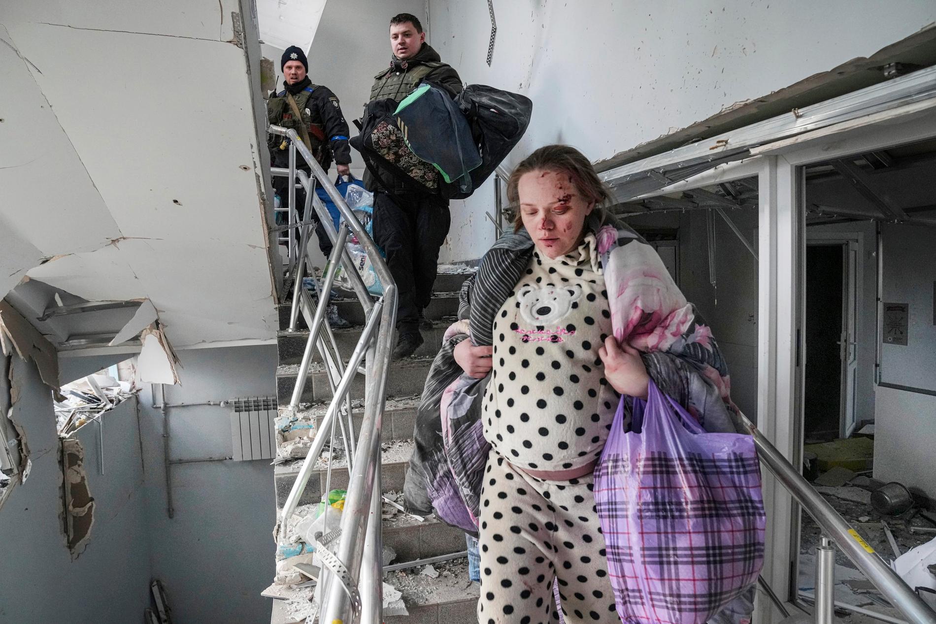 Barnsjukhuset ska ha träffats av ryska robotar. Här tvingas en höggravid kvinna fly genom det demolerade sjukhuset. 