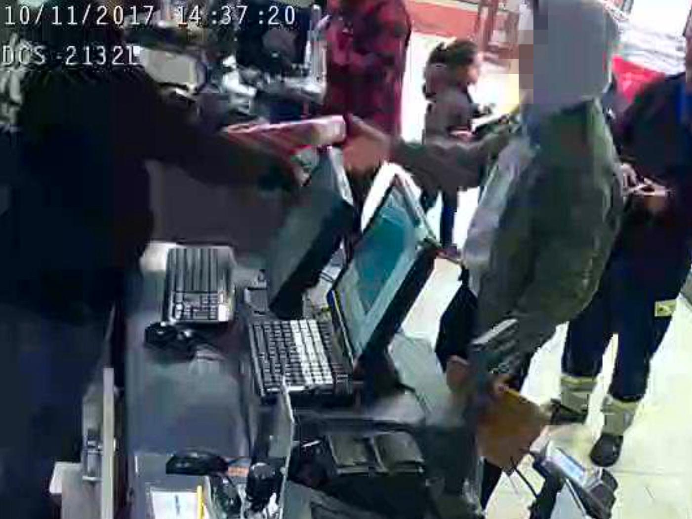 Övervakningskamerorna visar mannens misstänkta bedrägerier.