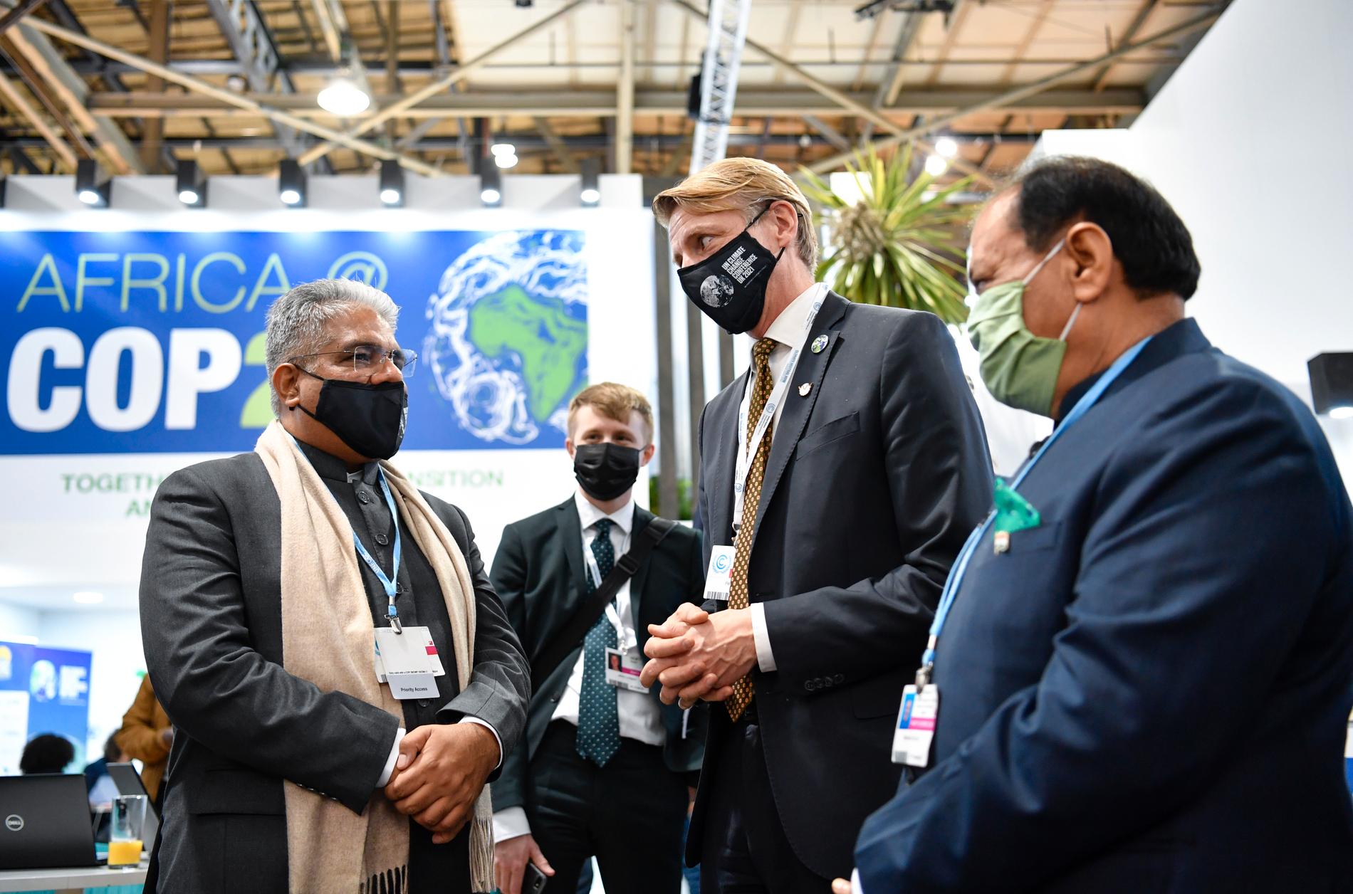 Klimat- och miljöminister Per Bolund i samtal med Indiens klimat- och miljöminister Bhupender Yadav (till vänster) under FN:s toppmöte om klimatet, COP26, i Glasgow.