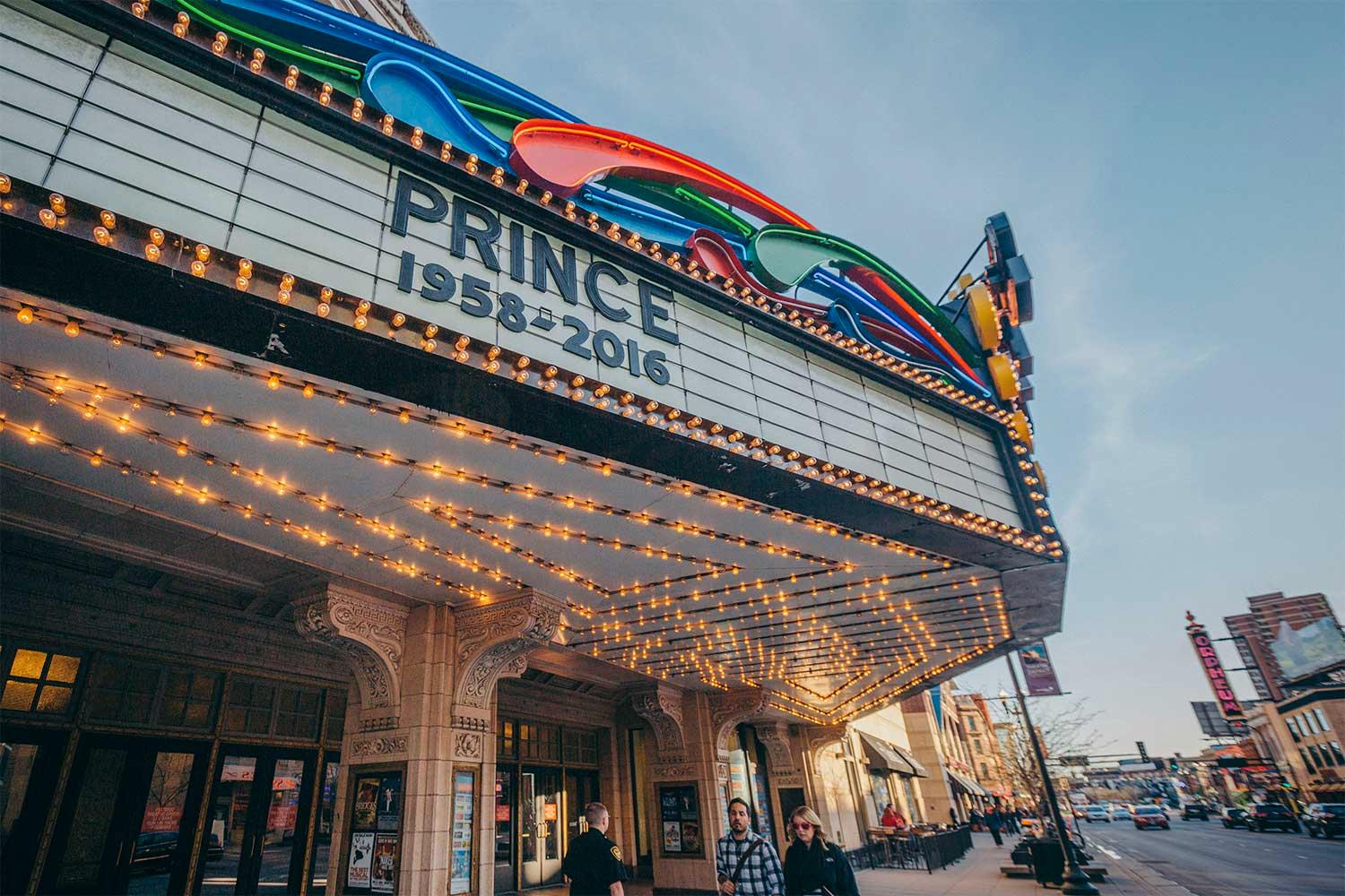 Flera konserthus hedrar Prince.