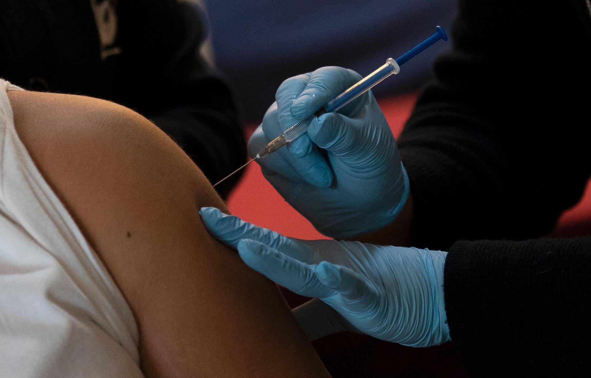 En mexikansk sjukvårdsanställd inom militären får vaccin den 29 december.