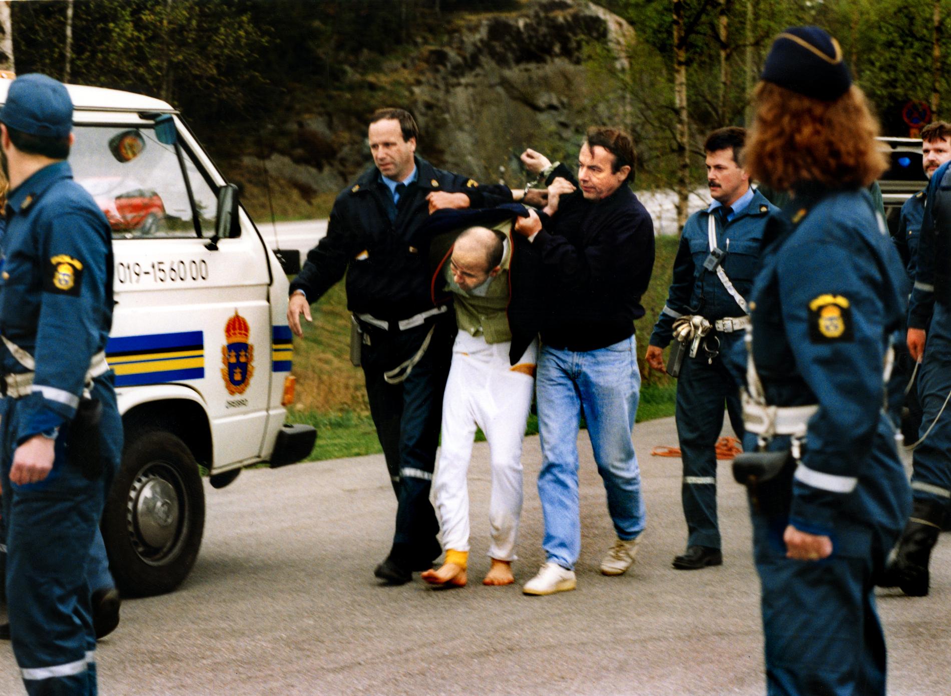 Ioan Ursut grips av polis efter sin sista rymning från Kumla 1991.