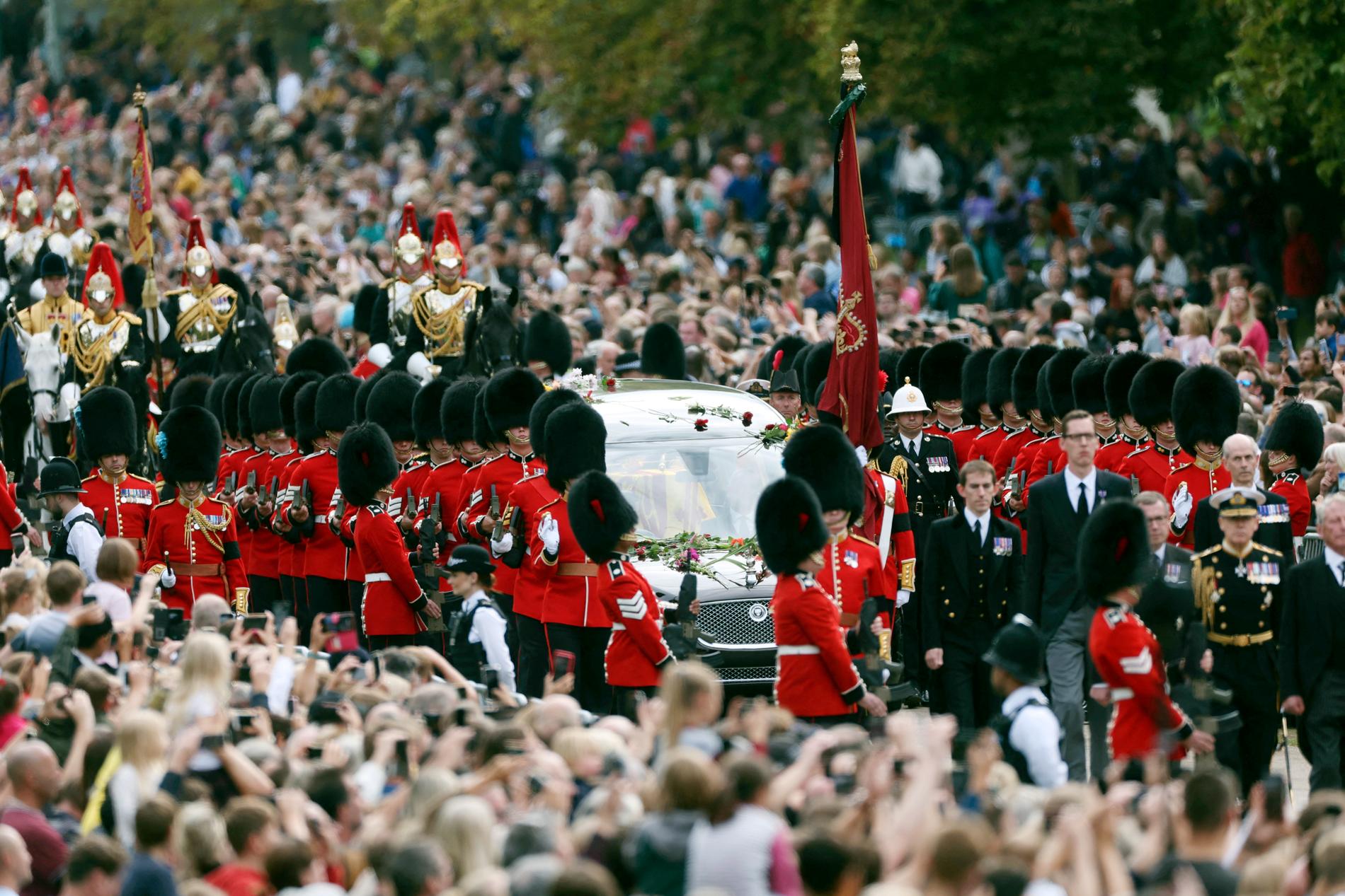 Drottning Elizabeth II förs mot Windsor Castle.