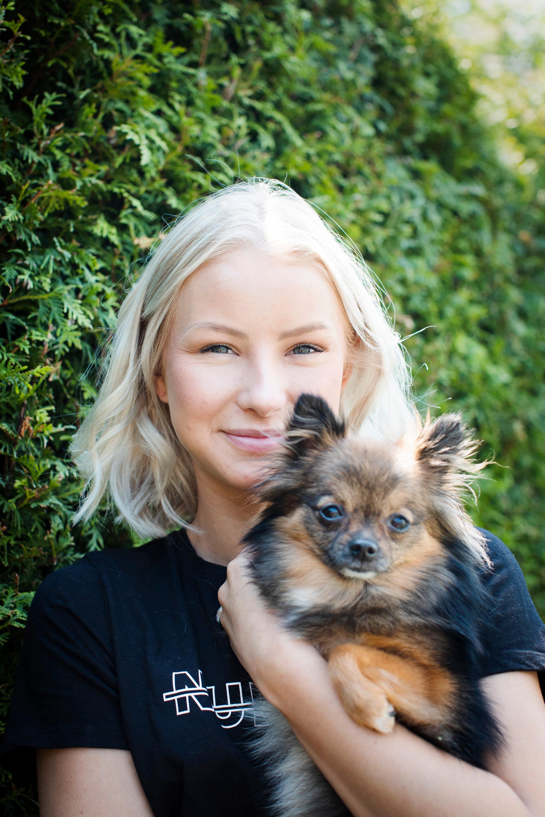 Nathalie Danielsson med sin ena hund Chloey, som ofta får vara med i hennes inlägg.