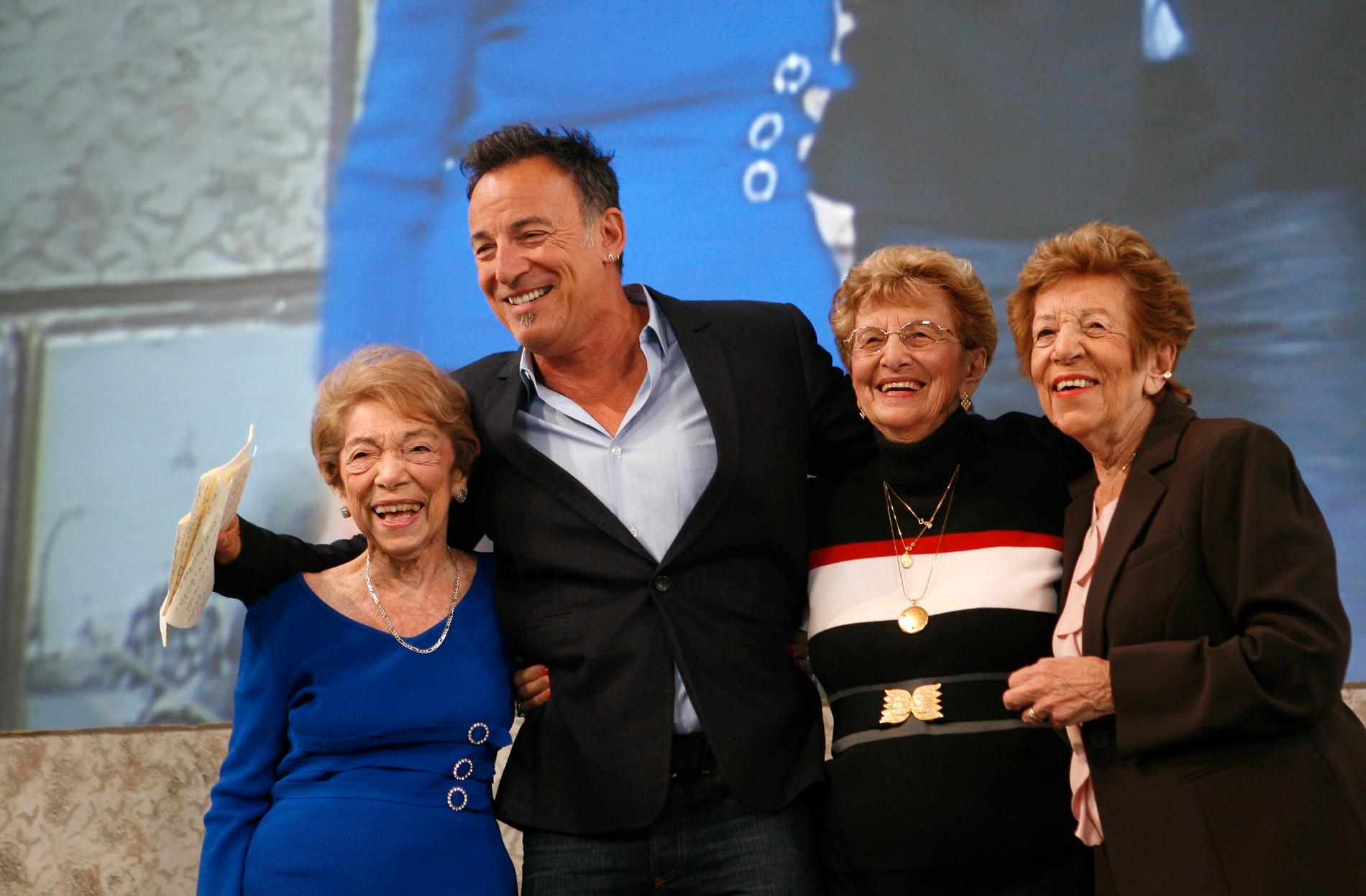 Bruce Springsteen tillsammans med sin mamma Adele och sina mostrar Dora och Ida. 