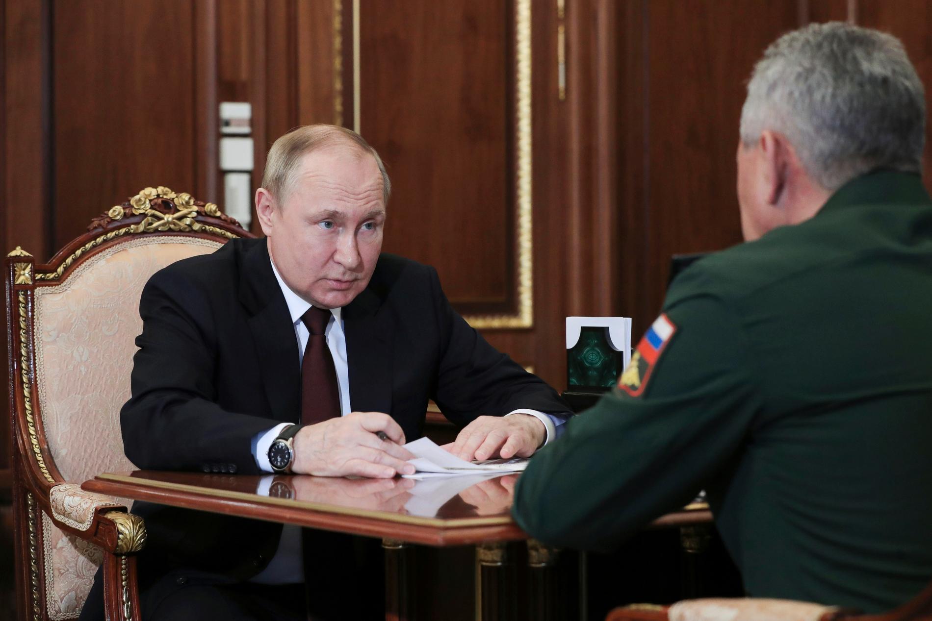 Rysslands president Vladimir Putin i sitt möte med Sergej Sjojgu. Det sändes i rysk tv.
