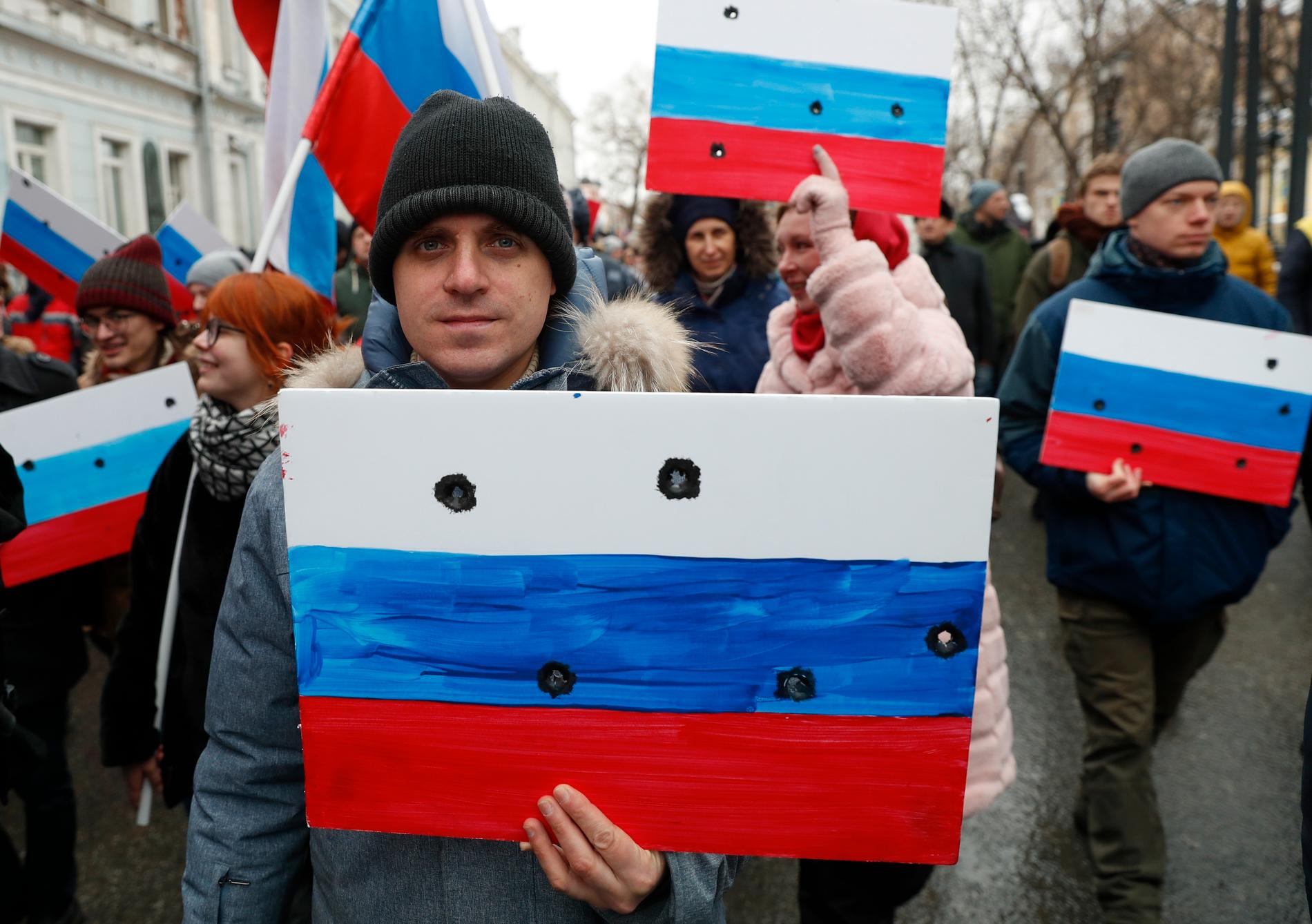 Tusentals ryssar marscherade till minne av den ihjälskjutne Boris Nemtsov, som sköts ihjäl 2015.