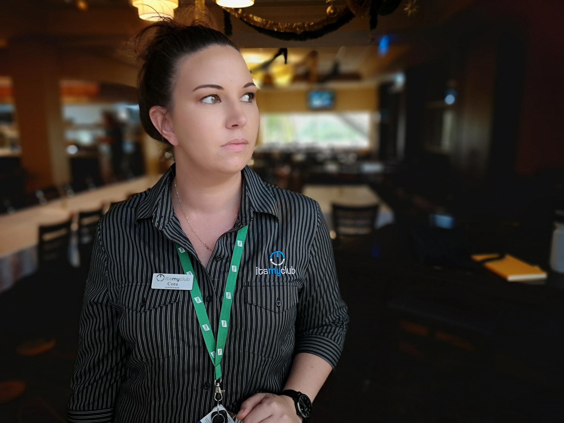 Cora Reece, restaurangchef på bowlingklubben som fungerar som evakueringscenter i Bomaderry. I delar av Australien råder katastroftillstånd på grund av okontrollerade skogsbränder. Detta har tvingat tiotusentals i områdena att evakuera. Till evakueringscentret i Bomaderry söker boende såväl som husdjur skydd undan lågorna.