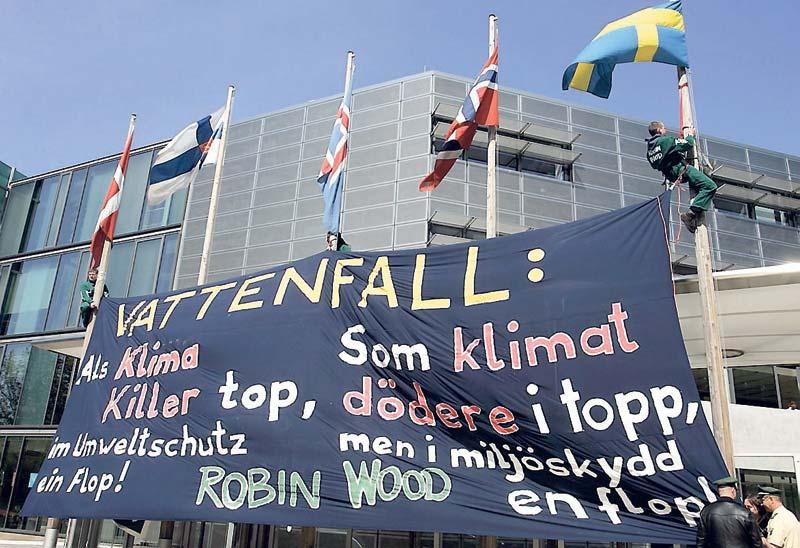 Kraftfullt nej till kol Den tyska miljörörelsen är starkt kritisk mot Vattenfalls utbyggnad av kolkraft i Tyskland. Här demonstrerar gruppen ”Robin Wood” utanför de nordiska ­ambassaderna i Berlin.