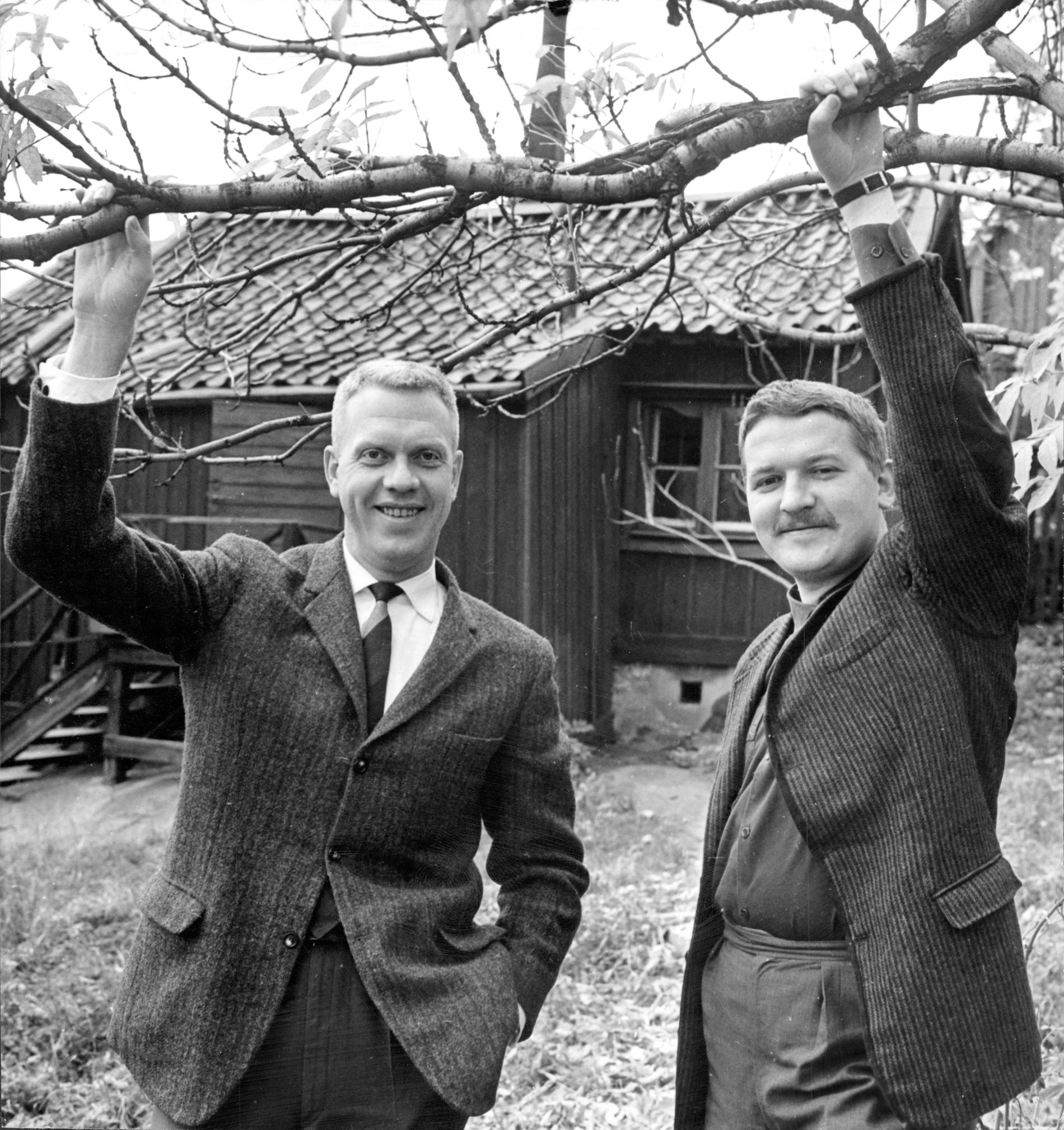 Tage Danielsson och Hans Alfredson utanför skrivarstugan i Vitabergsparken 1961.