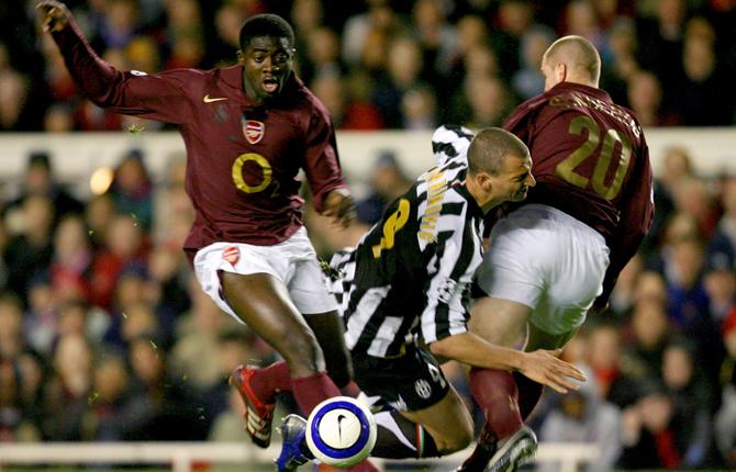 Zlatan har ännu inte vunnit Champions League. Här tas svensken hårt av Arsenal i kvartsfinalmatchen på Highbury 28 mars 2006.