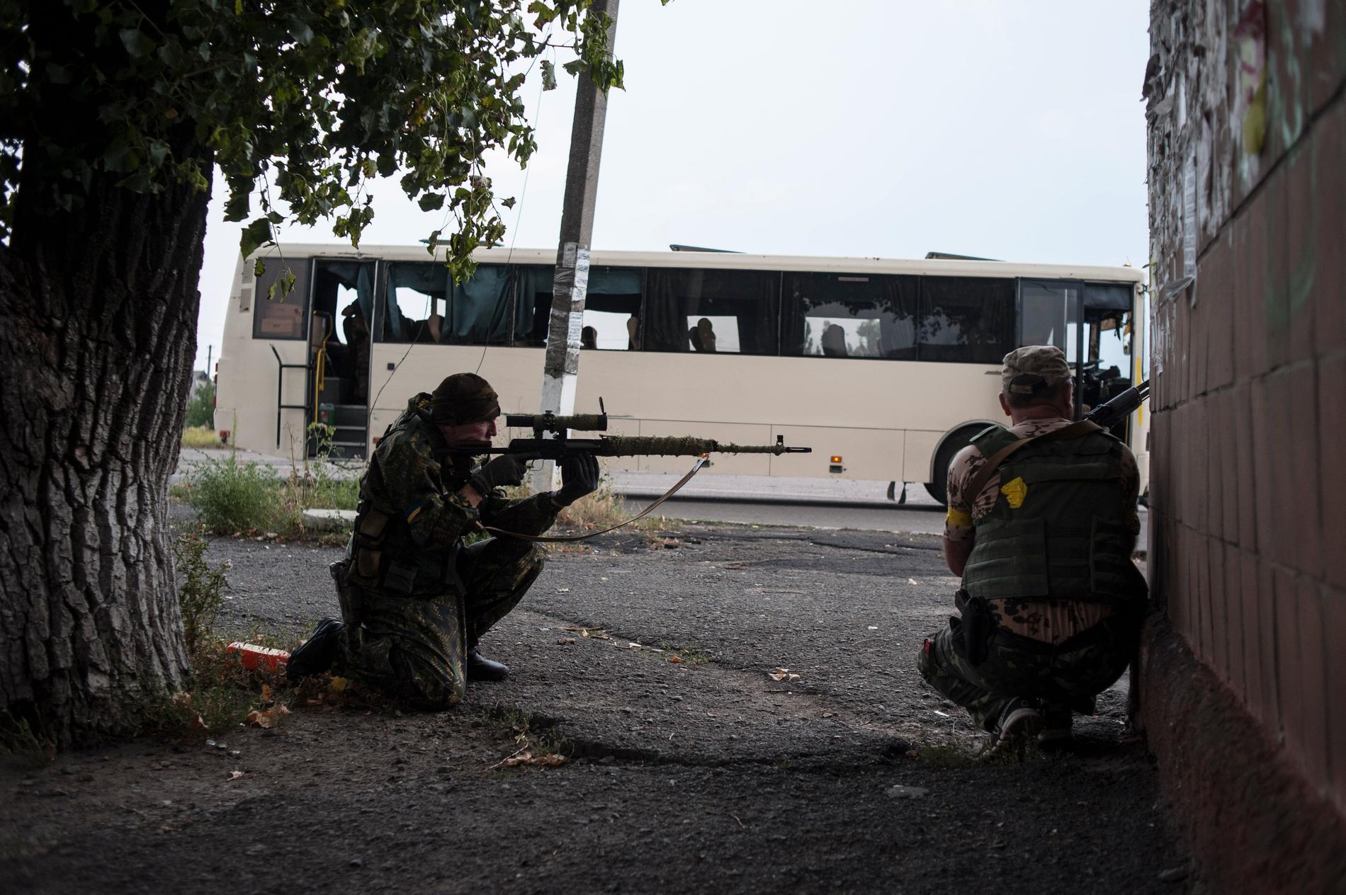 Ukrainska regeringssoldater vaktar en position nära Donetsk i östra Ukraina 2014.