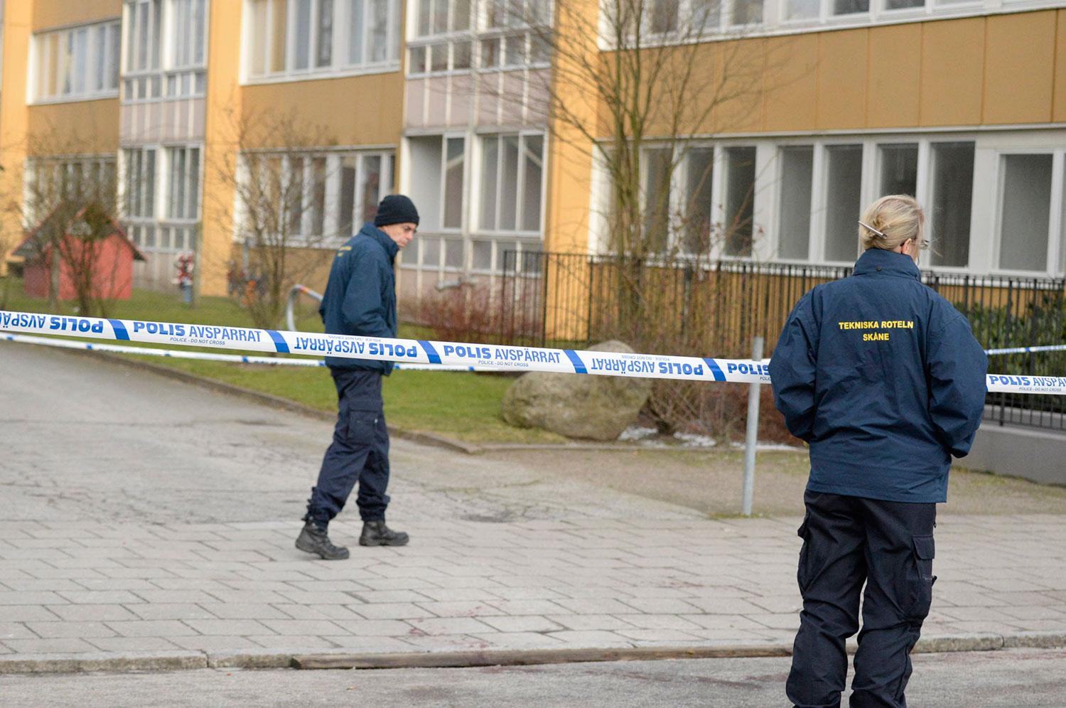KNIVSKARS PÅ GATAN Polisen spärrade av brottsplatsen i Rosengård – där man hittade stora mängder blod.