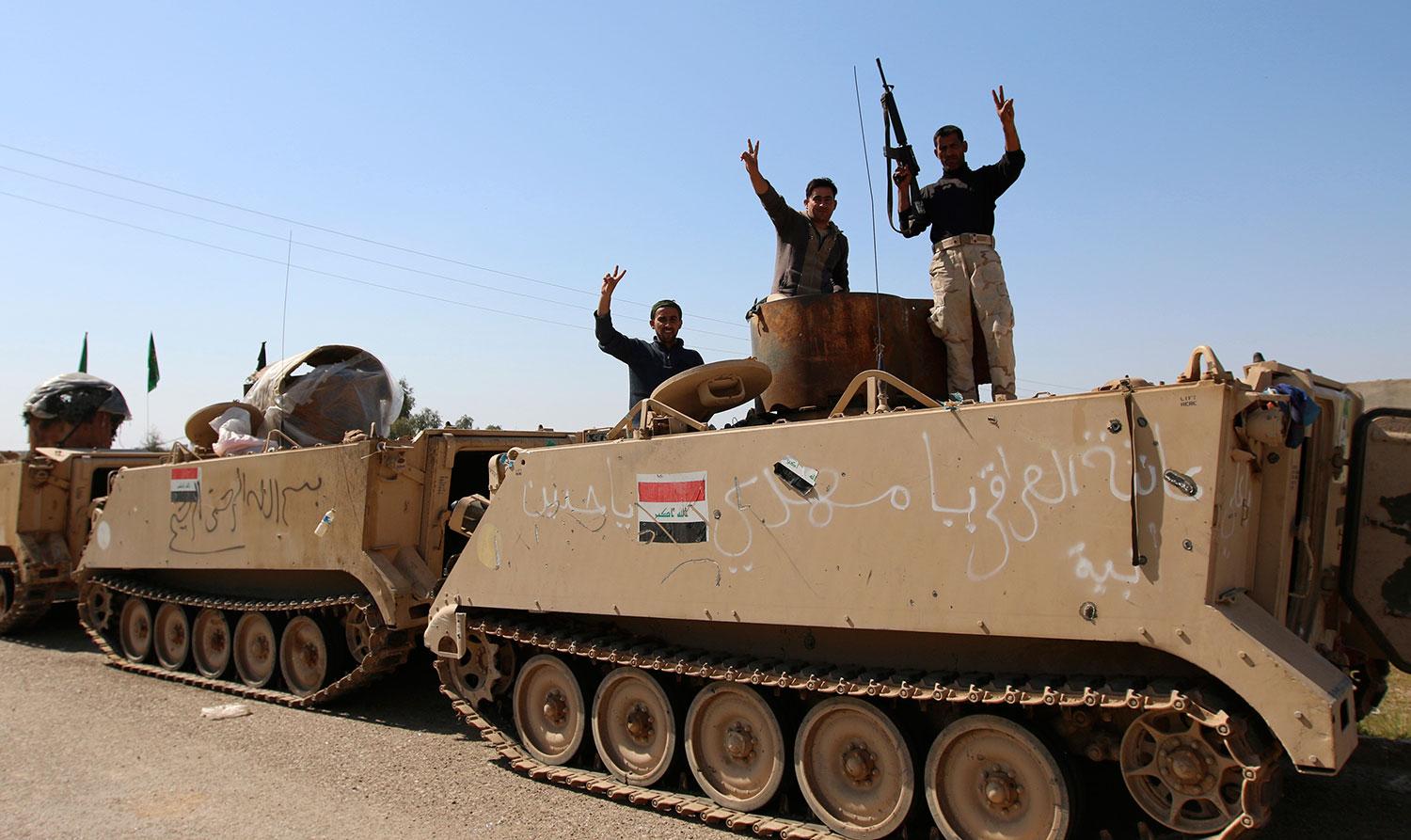 Irakiska säkerhetsstyrkor och shiitiska soldater på väg mot Tikrit.